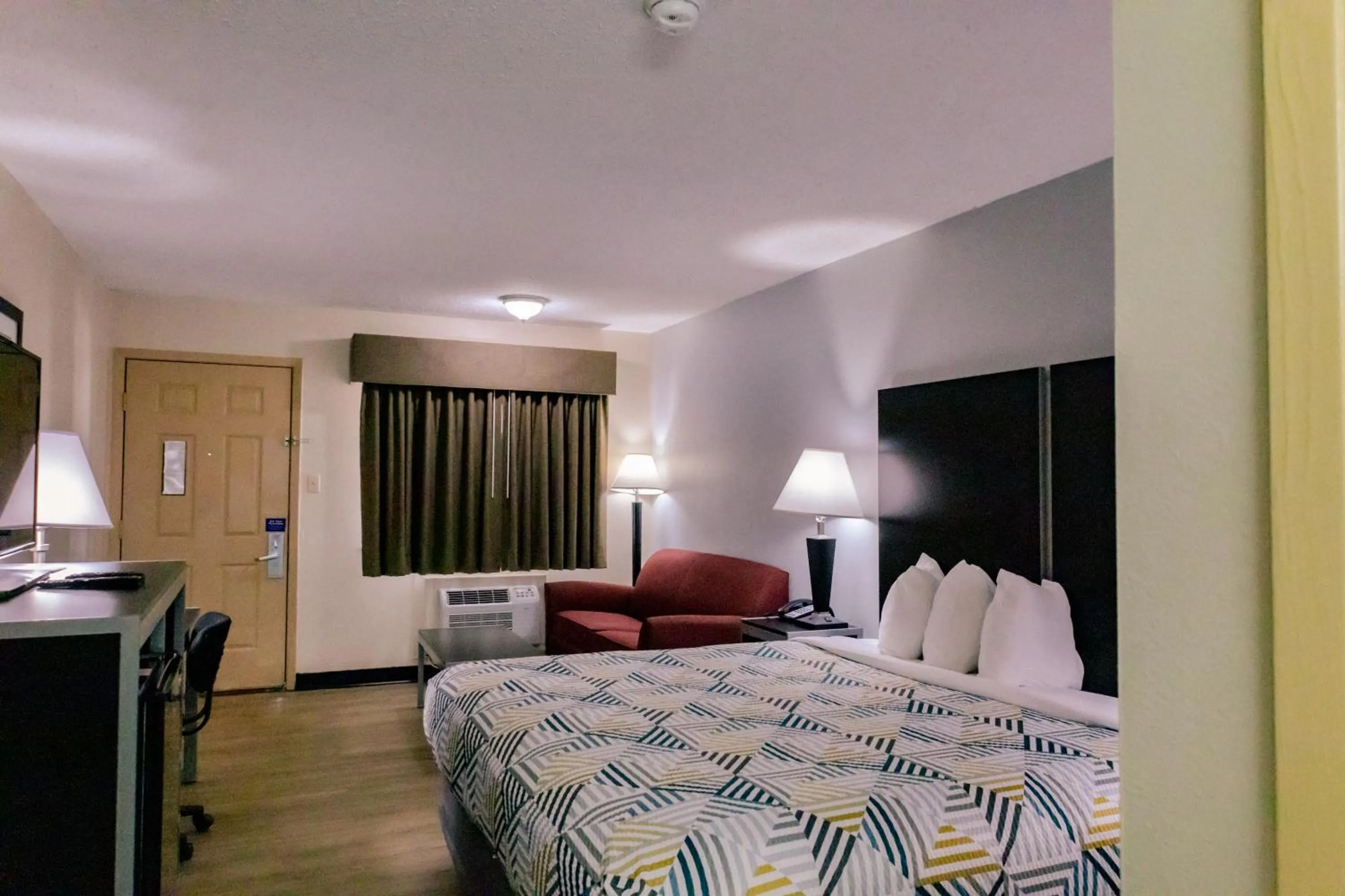 TV and multimedia, Bed in Motel 6 Nacogdoches, TX