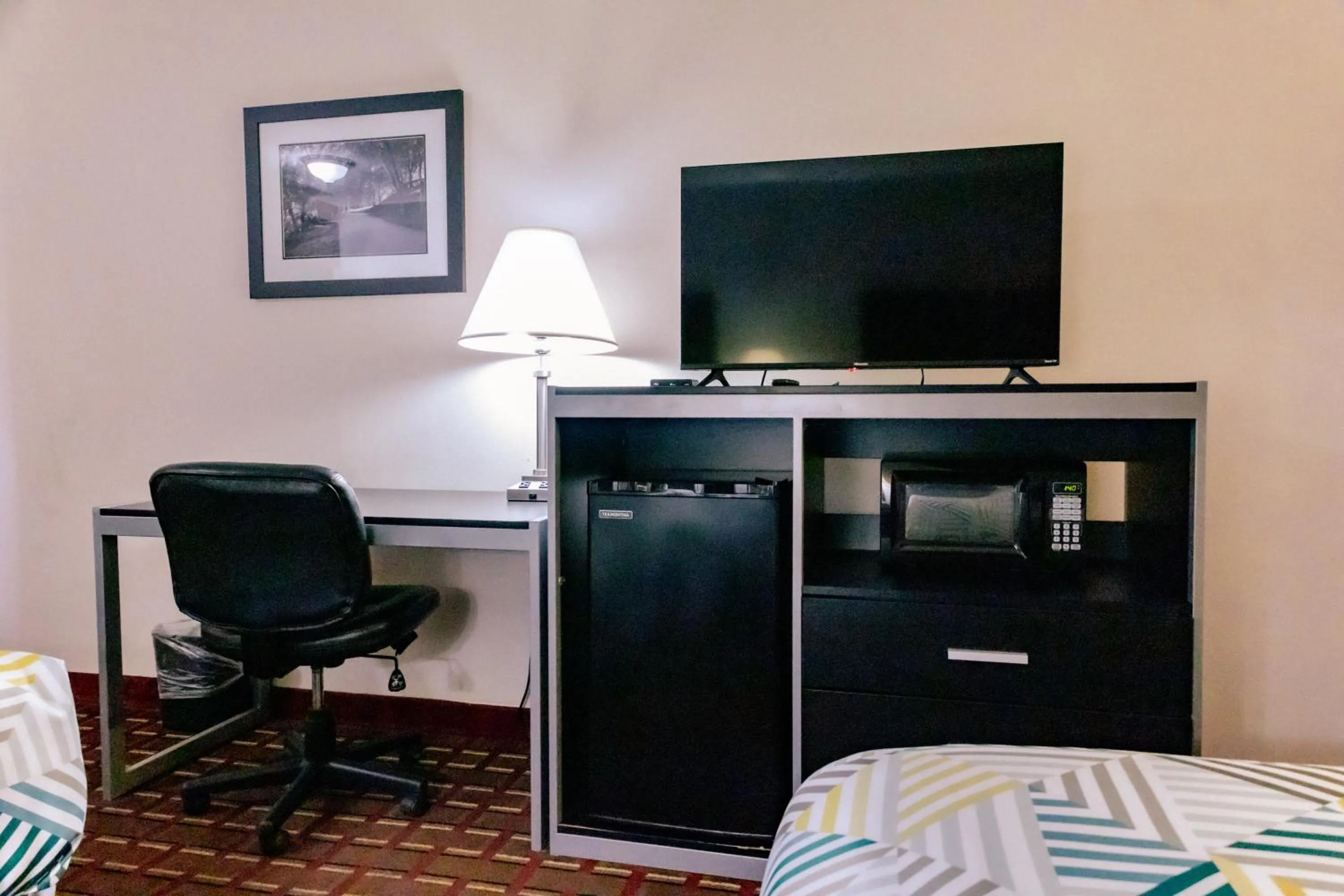 TV and multimedia, Bed in Motel 6 Nacogdoches, TX