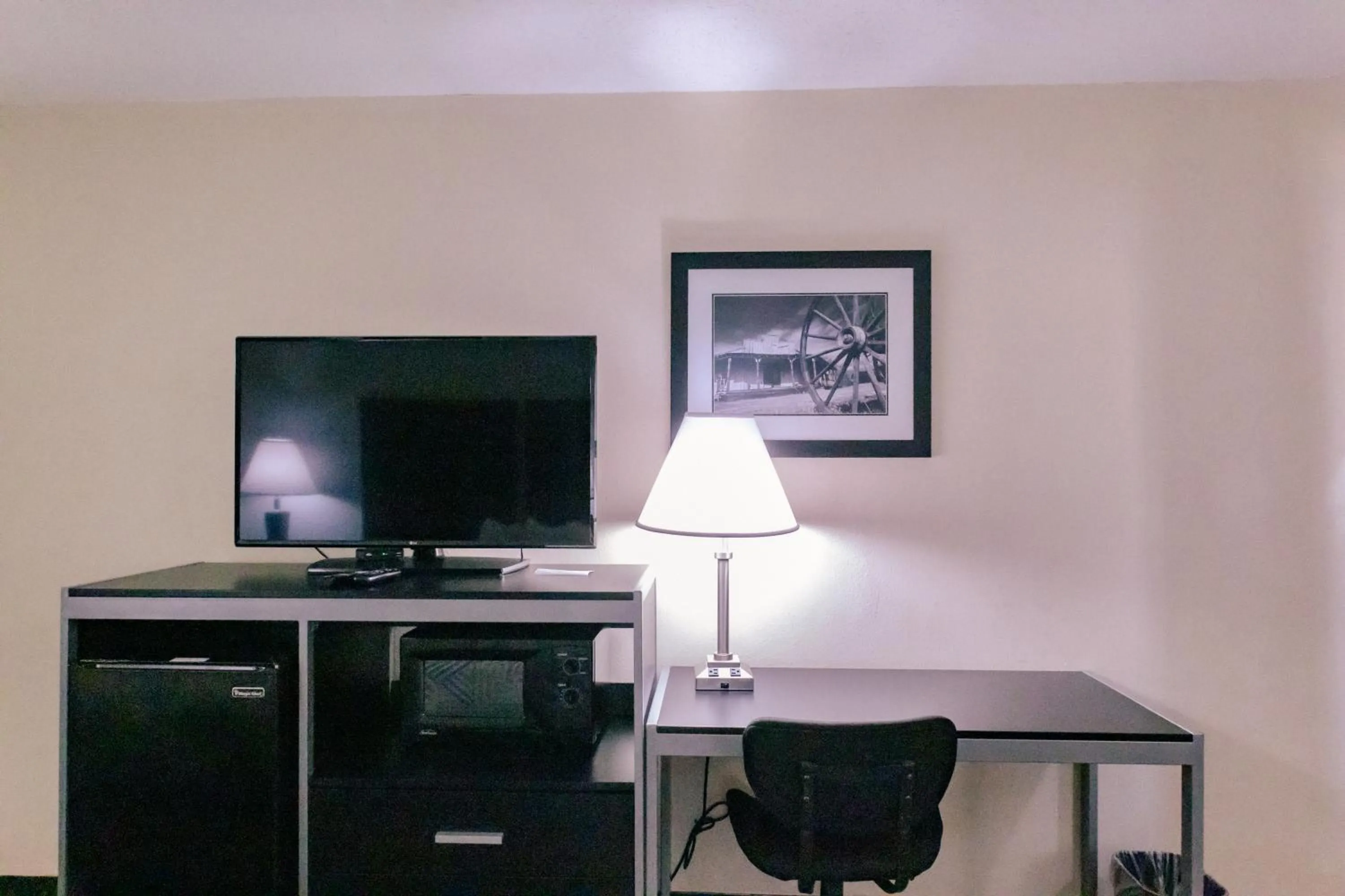 TV and multimedia in Motel 6 Nacogdoches, TX