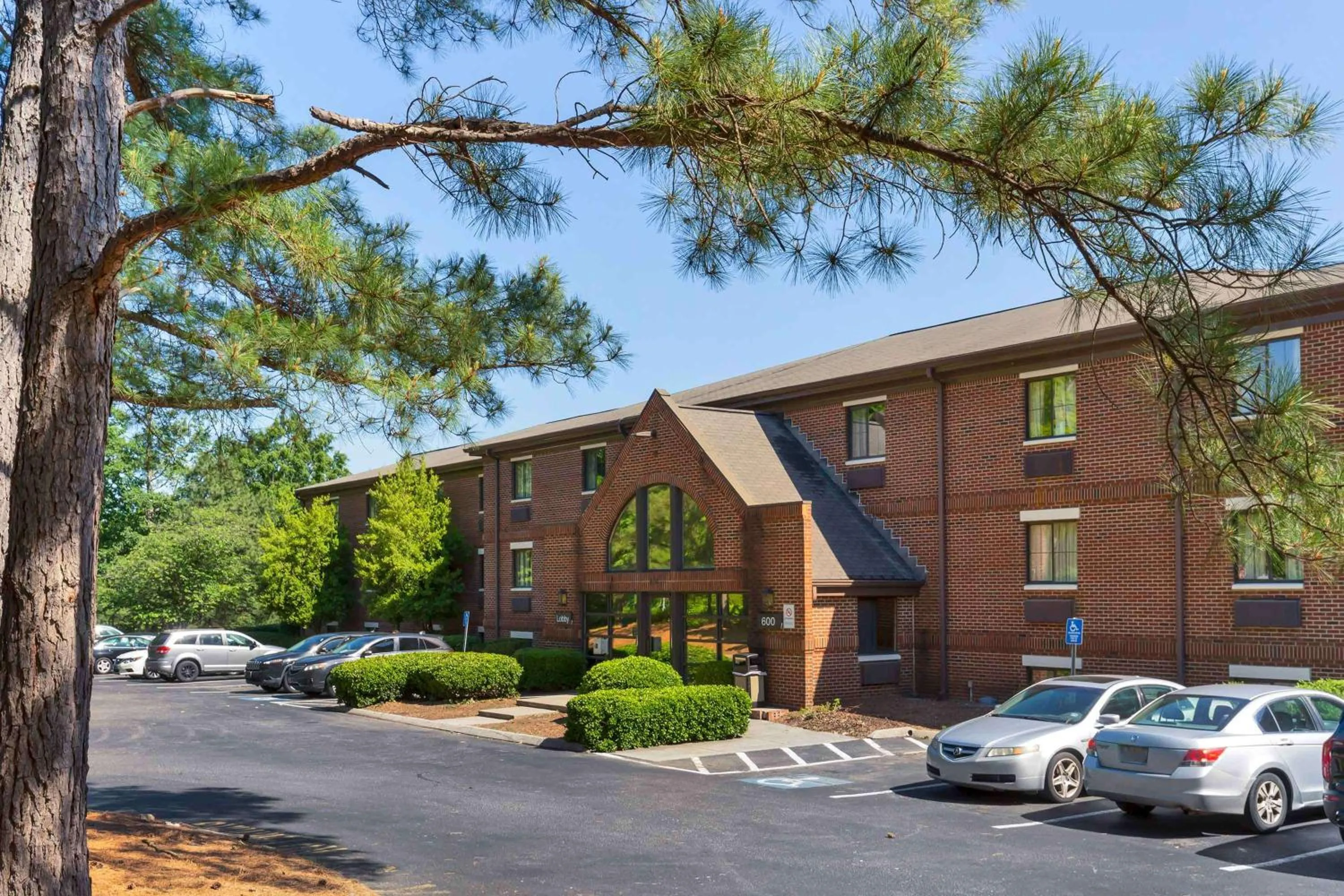 Property building in Extended Stay America Suites - Raleigh - Cary - Harrison Ave