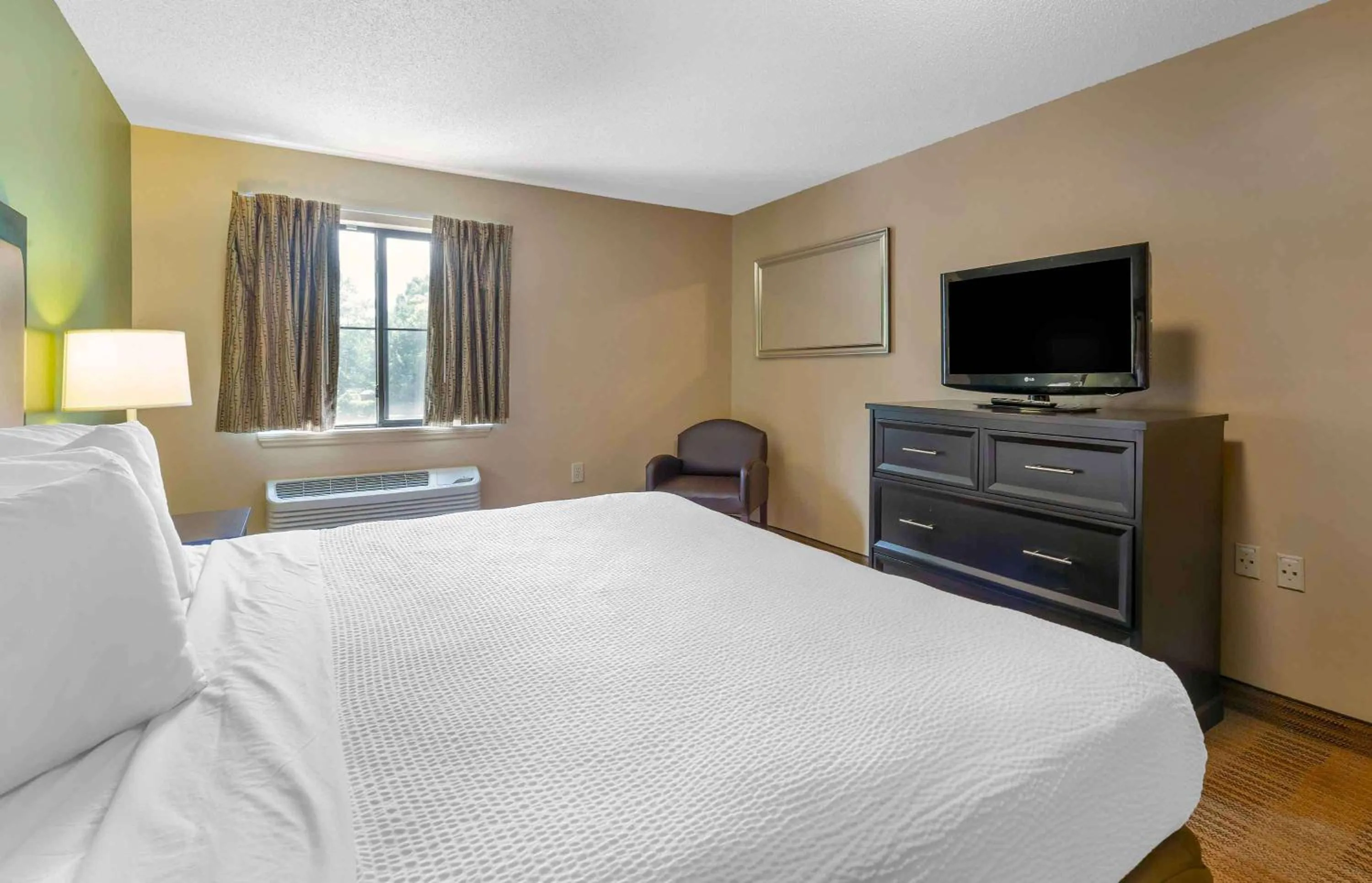 Bedroom in Extended Stay America Suites - Raleigh - Cary - Harrison Ave