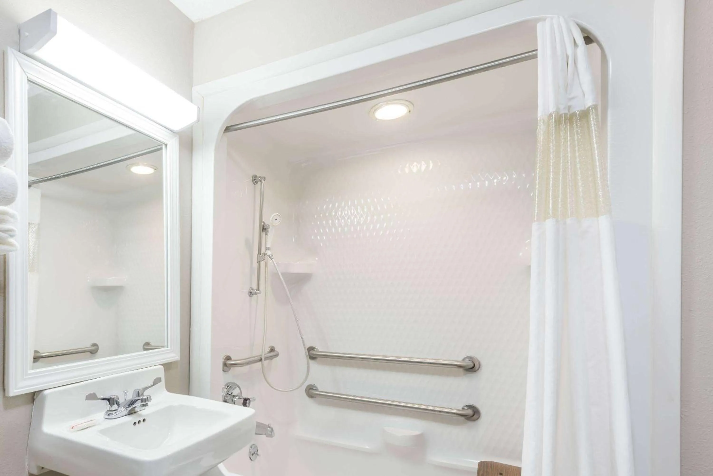 Photo of the whole room in Baymont by Wyndham Cambridge