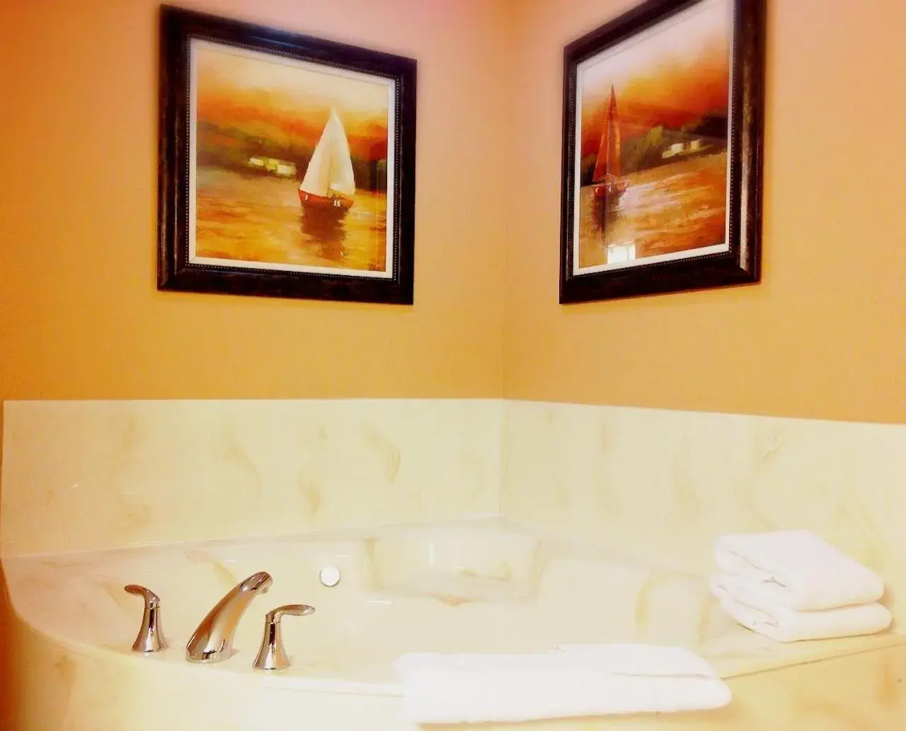 Queen Suite with Spa Bath in GrandStay Hotel & Suites Downtown Sheboygan Queen Suite with Spa Bath in GrandStay Hotel & Suites Downtown Sheboygan