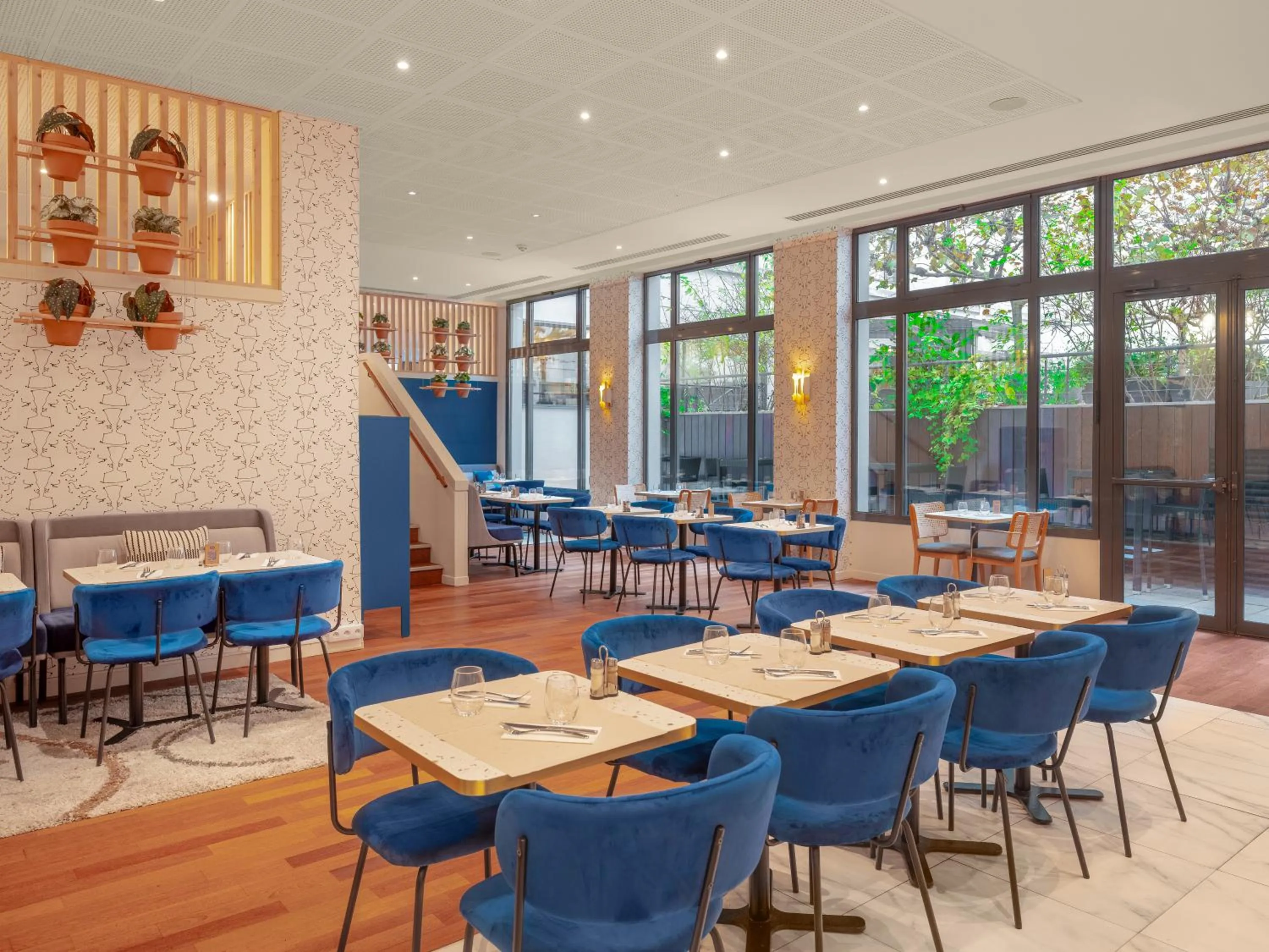 Restaurant/places to eat in Mercure Paris Gare Montparnasse TGV