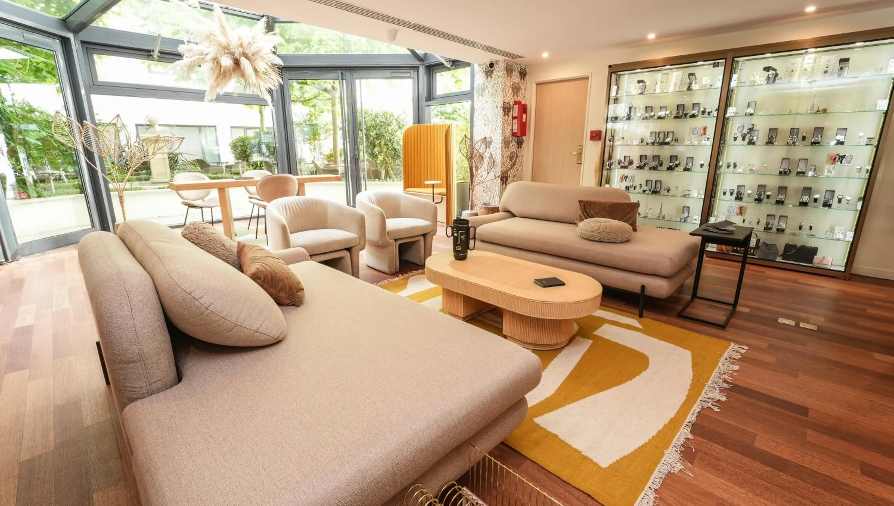 Seating area in Mercure Paris Gare Montparnasse TGV