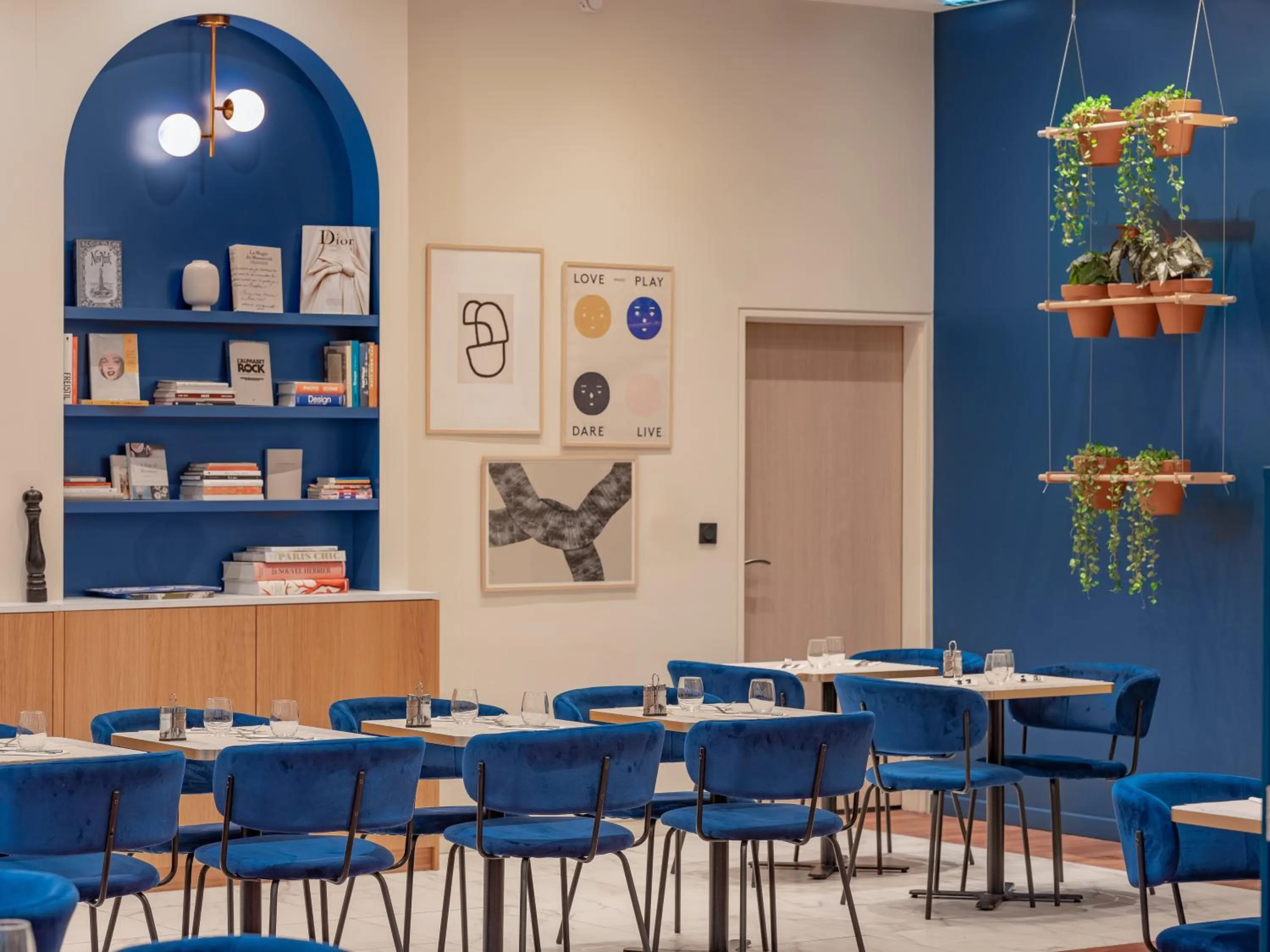 Restaurant/places to eat in Mercure Paris Gare Montparnasse TGV