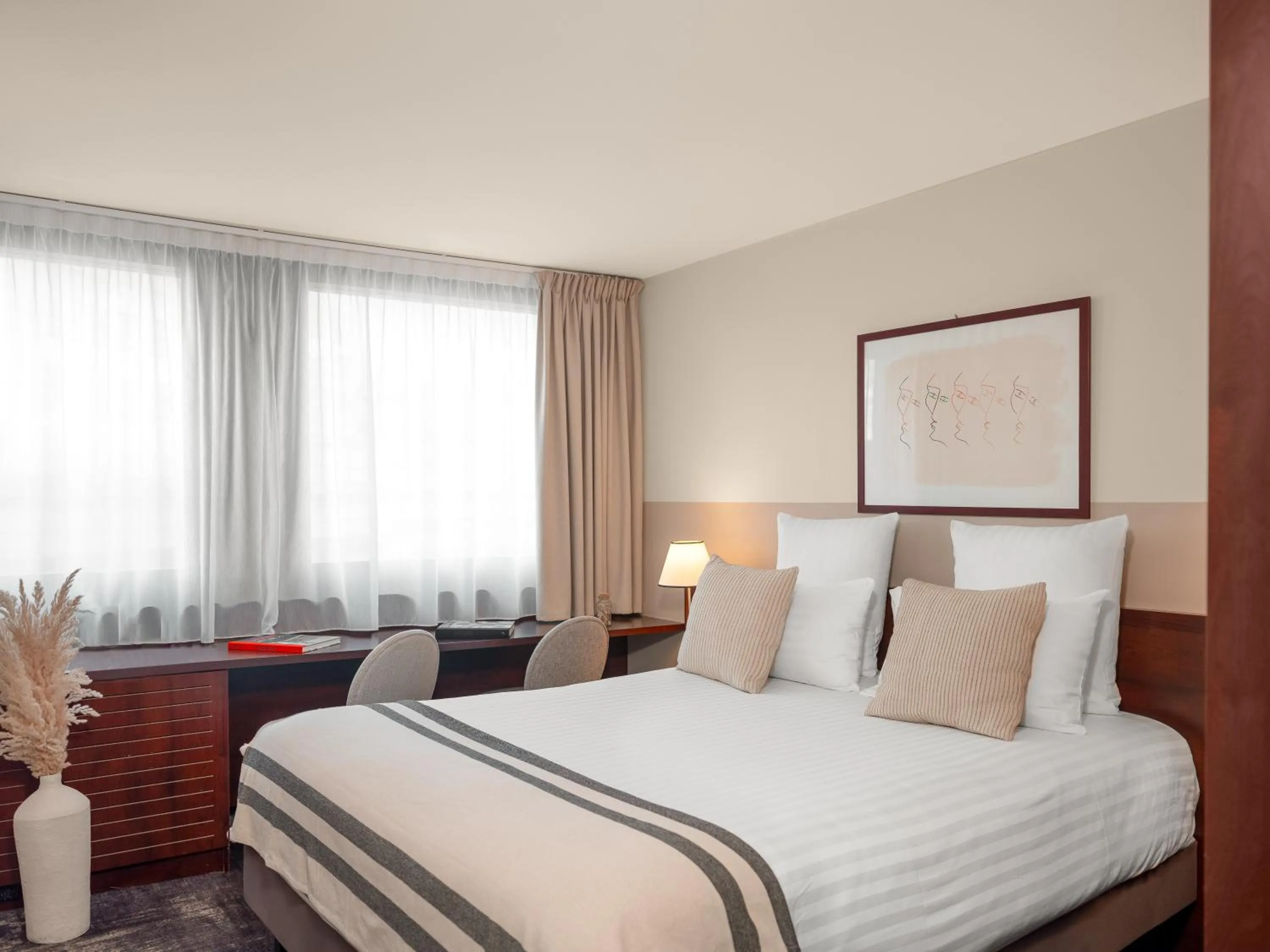 Bedroom, Bed in Mercure Paris Gare Montparnasse TGV