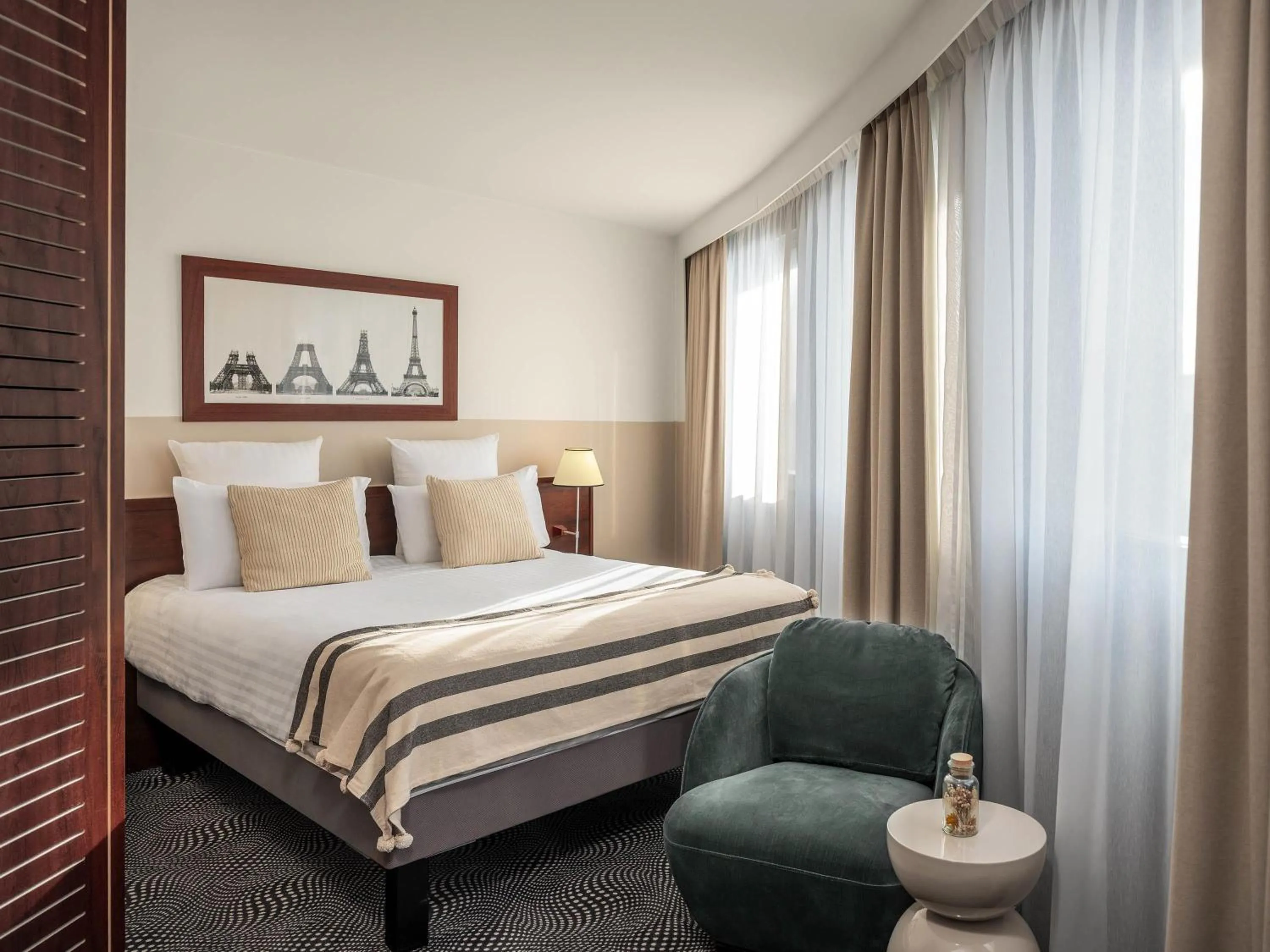 Bedroom, Bed in Mercure Paris Gare Montparnasse TGV