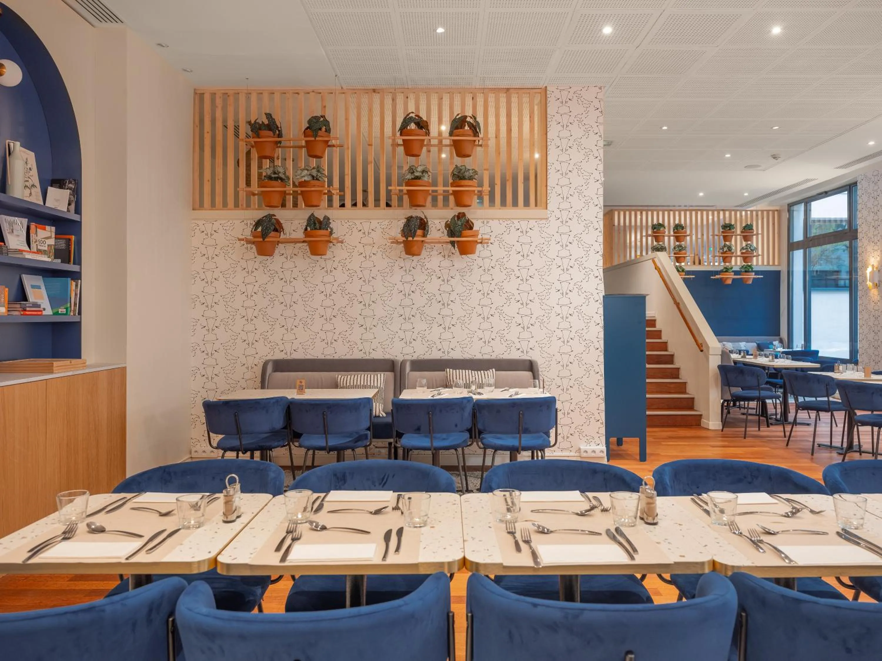 Restaurant/places to eat in Mercure Paris Gare Montparnasse TGV