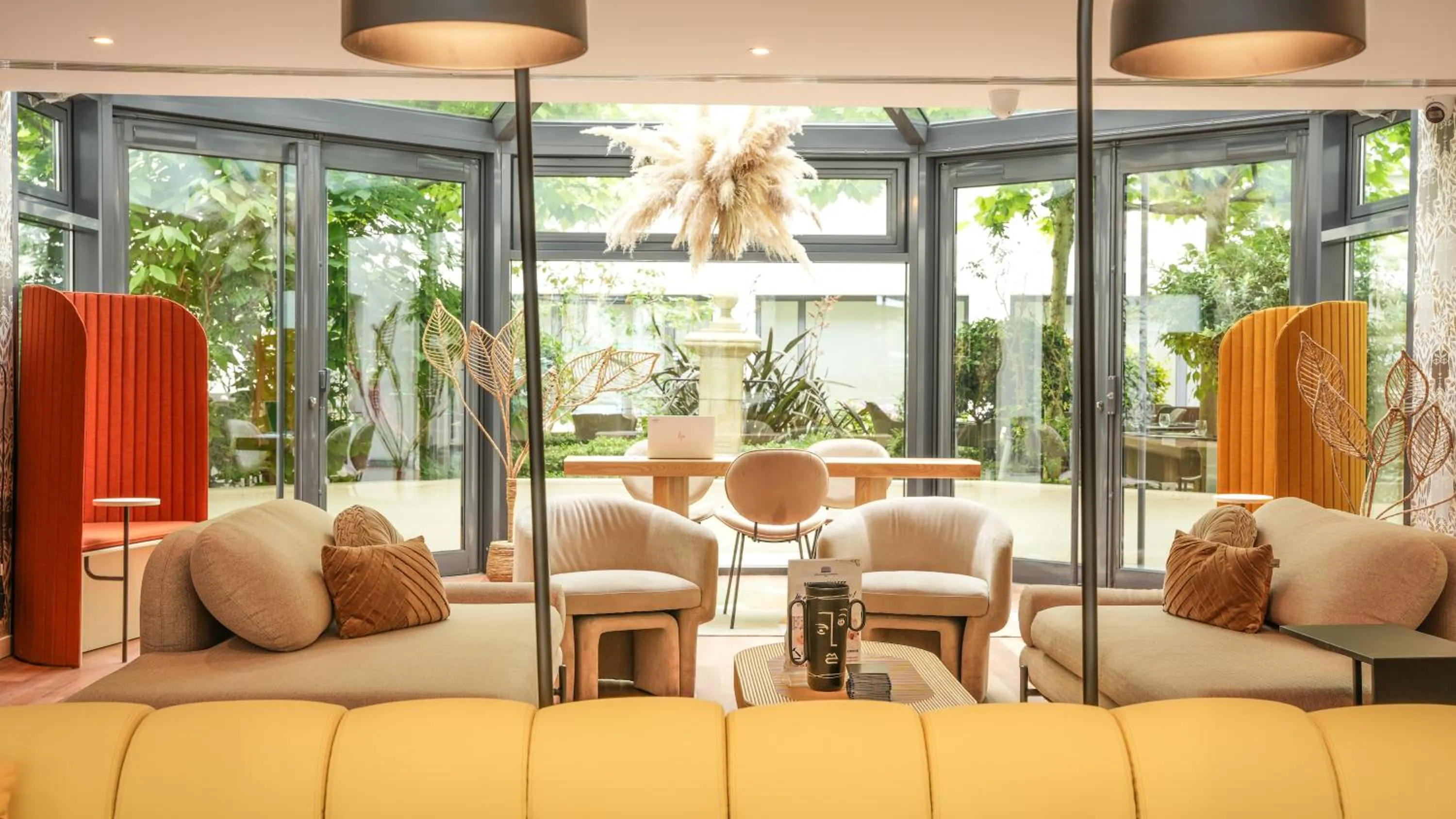 Seating area in Mercure Paris Gare Montparnasse TGV