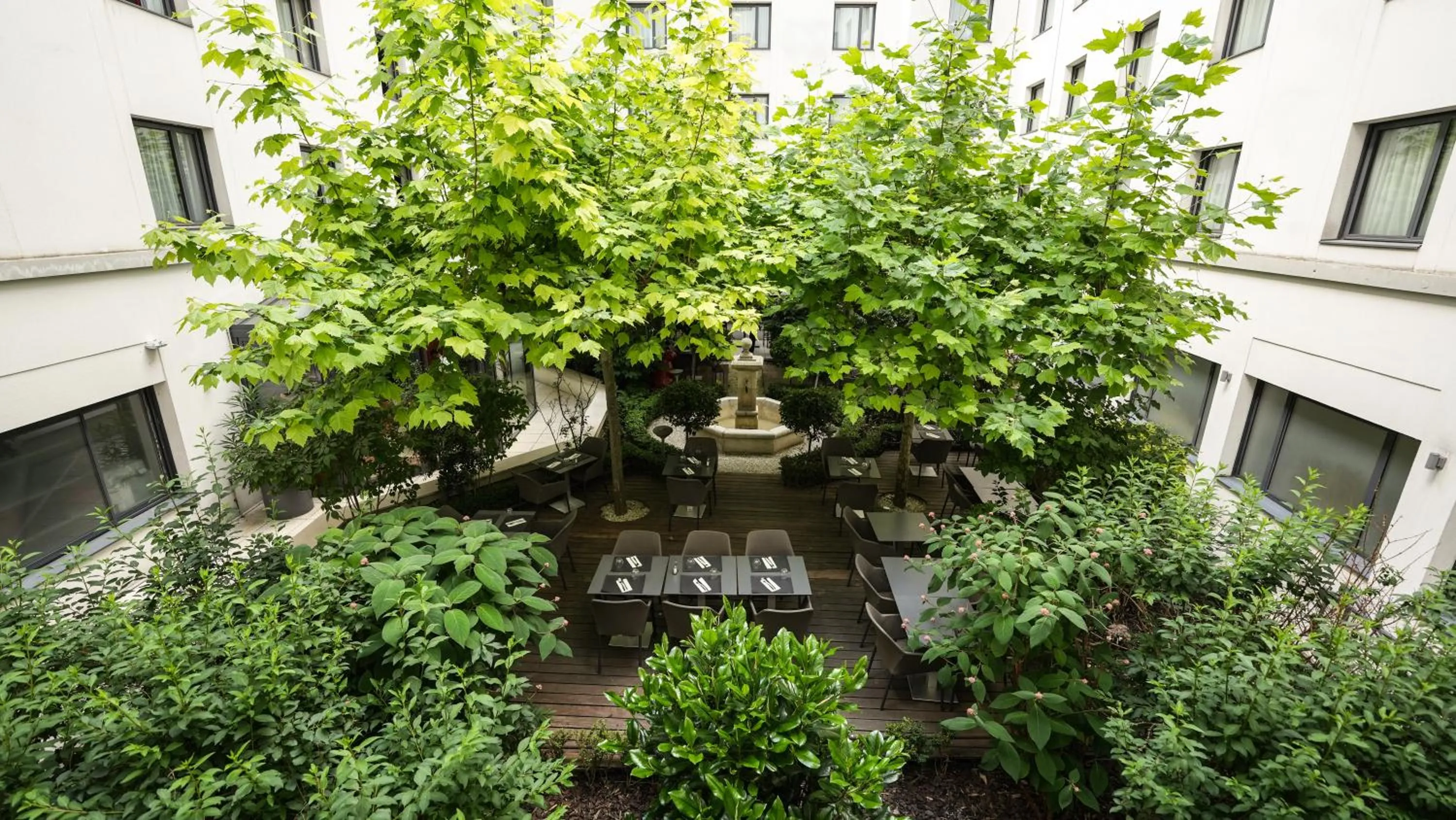 Patio in Mercure Paris Gare Montparnasse TGV