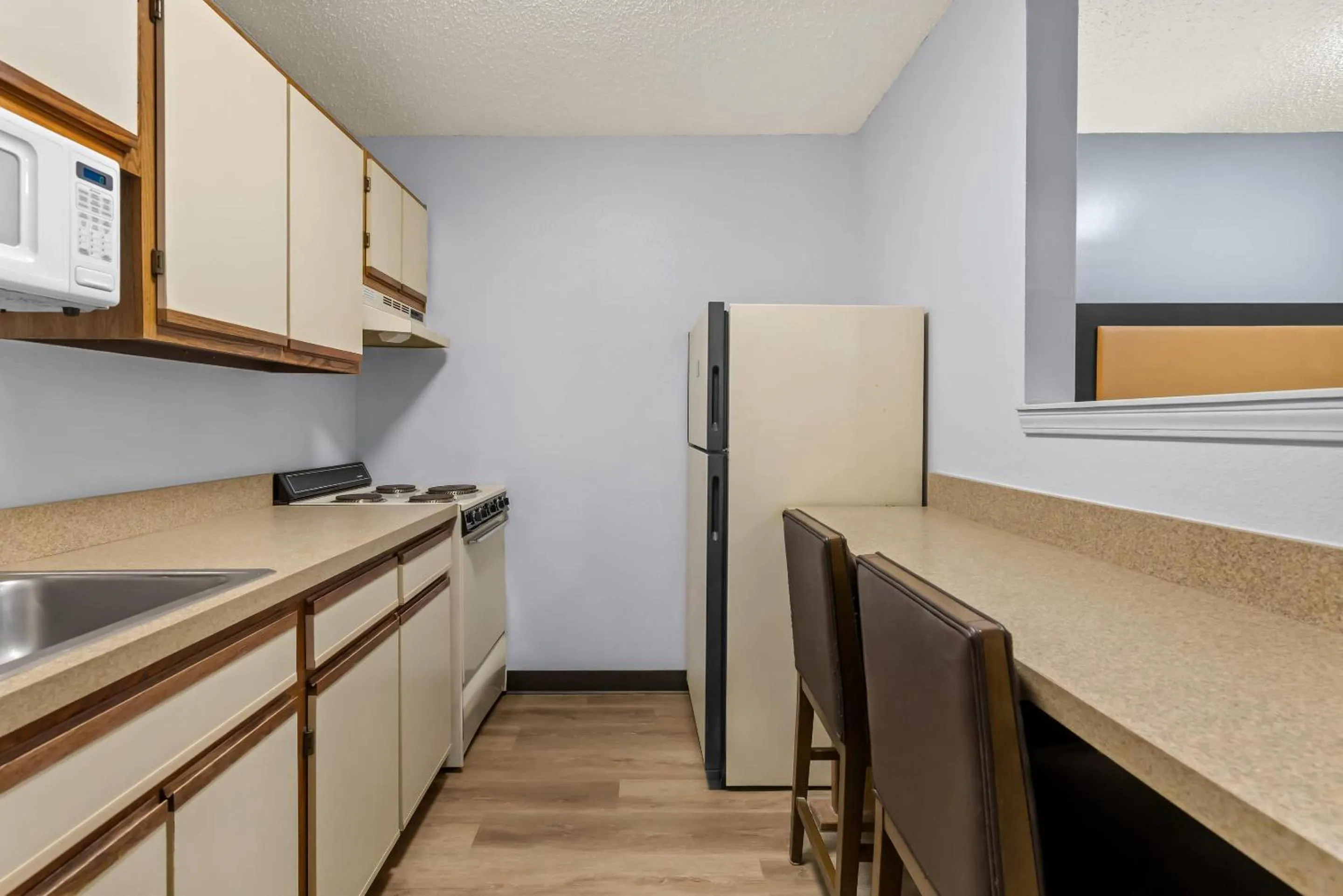 Kitchen or kitchenette in Suburban Studios Brentwood - Nashville