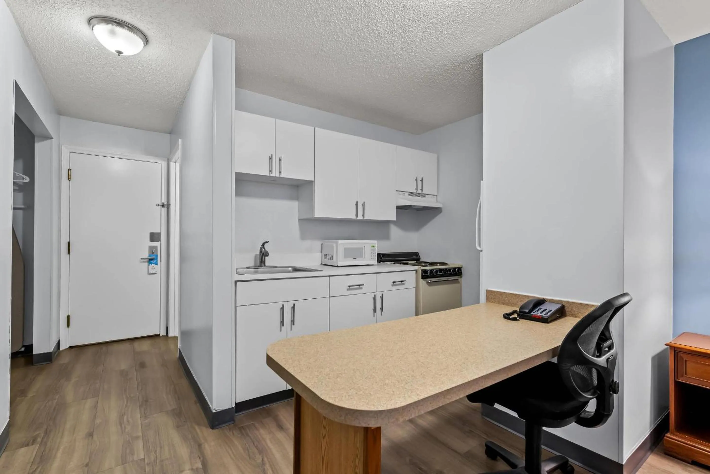 Kitchen or kitchenette in Suburban Studios Brentwood - Nashville