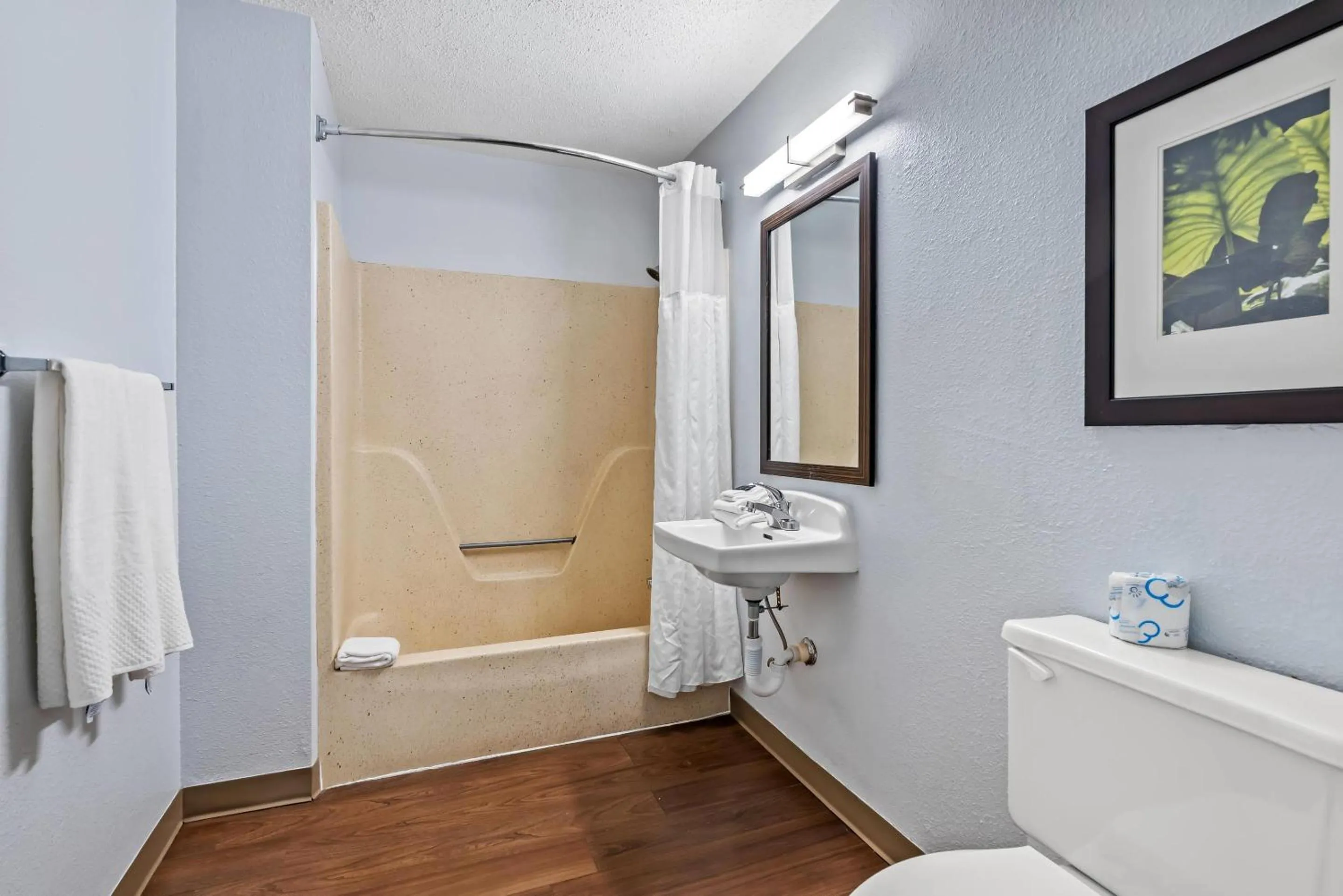 Shower in Suburban Studios Brentwood - Nashville