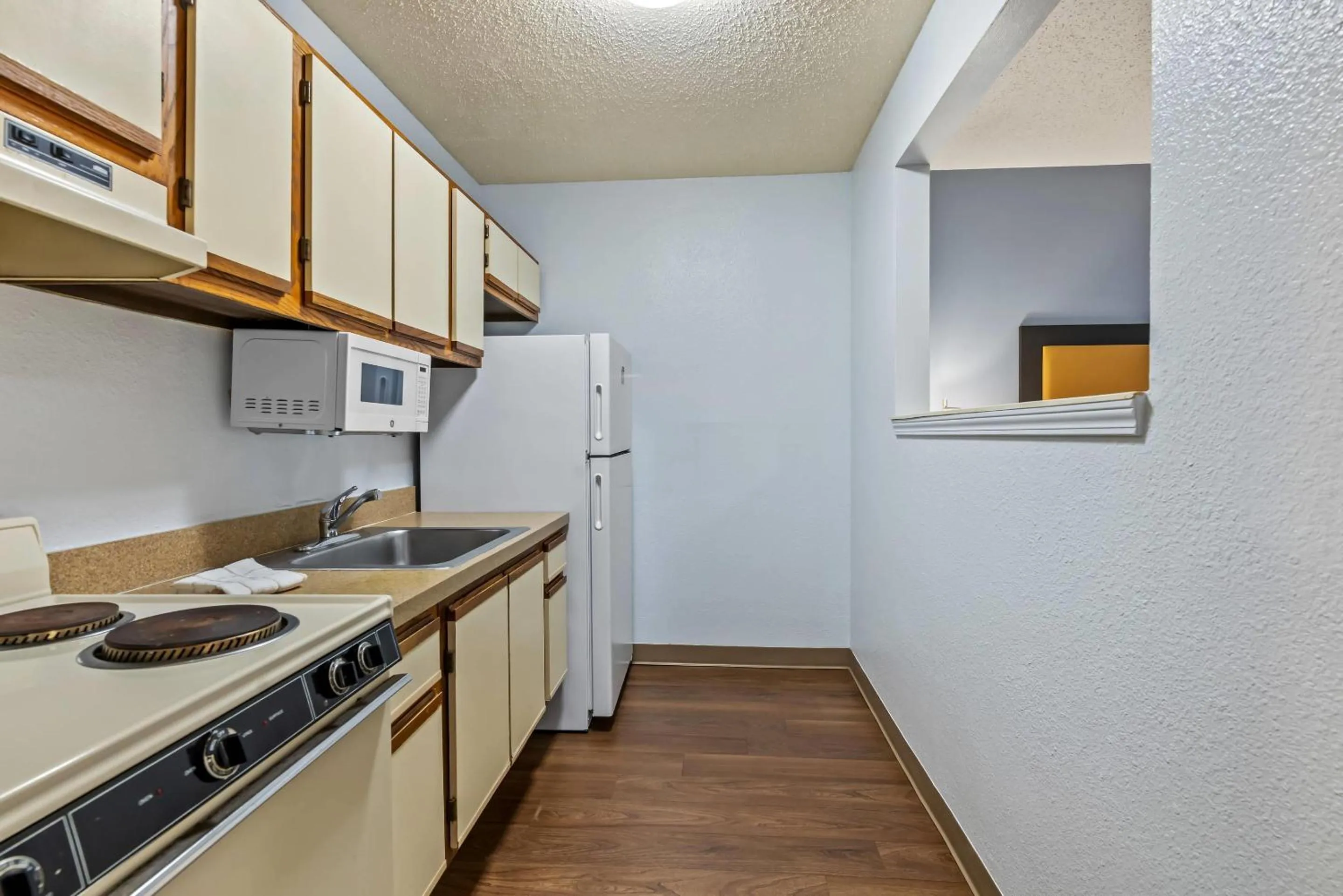 Kitchen or kitchenette in Suburban Studios Brentwood - Nashville