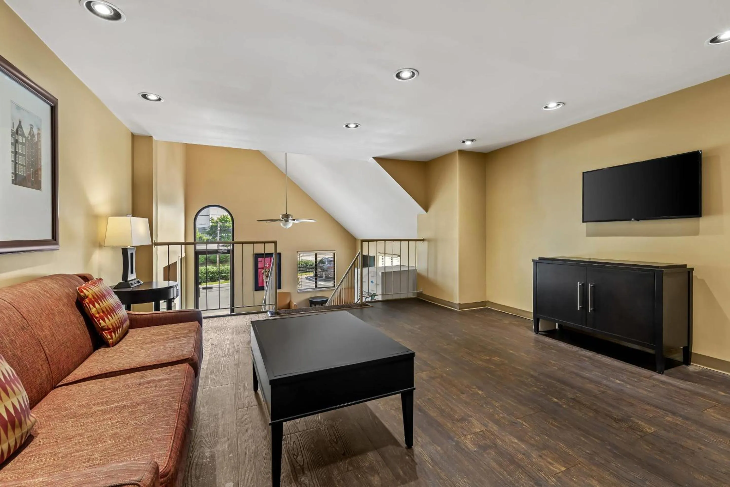 Communal lounge/ TV room in Suburban Studios Brentwood - Nashville