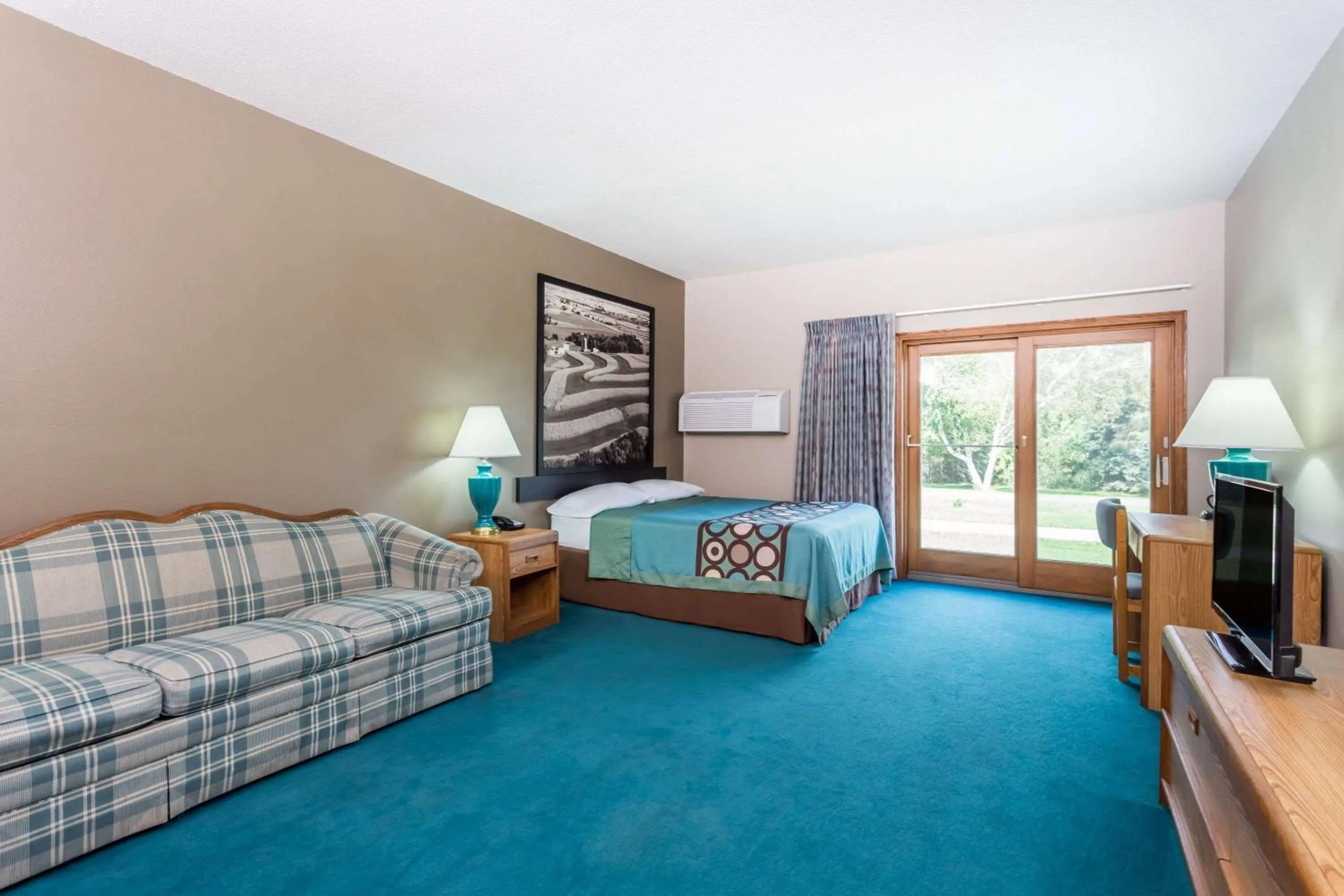 Photo of the whole room, Bed in Super 8 by Wyndham Platteville