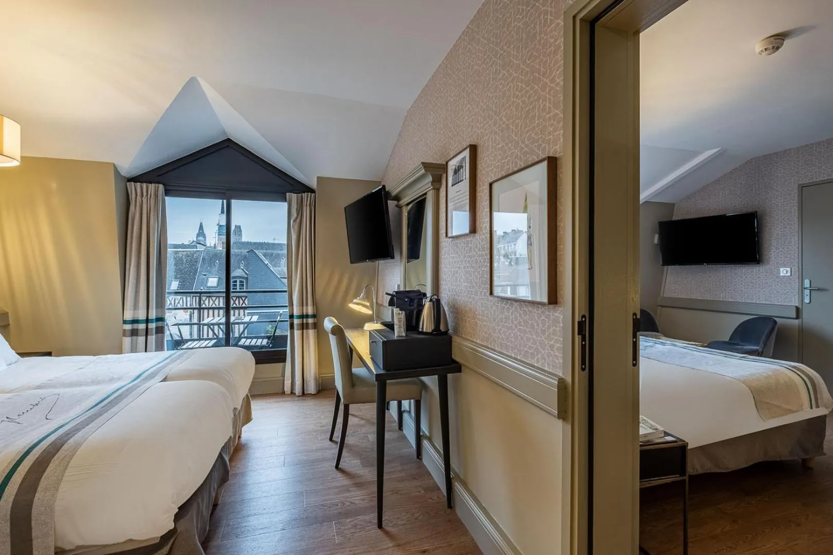 Photo of the whole room, Bed in Hôtel Littéraire Gustave Flaubert, BW Signature Collection