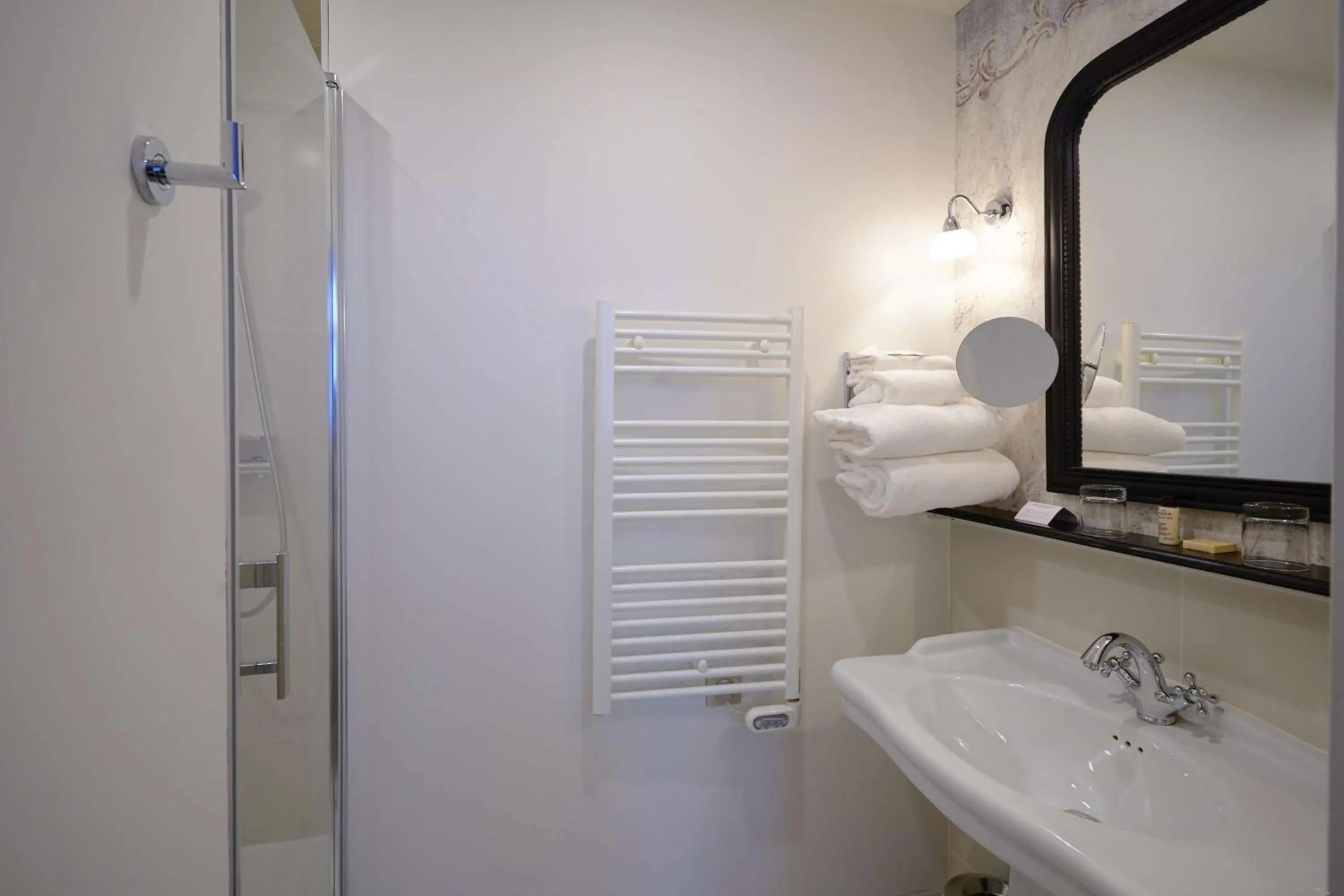 Bathroom in Hôtel Littéraire Gustave Flaubert, BW Signature Collection