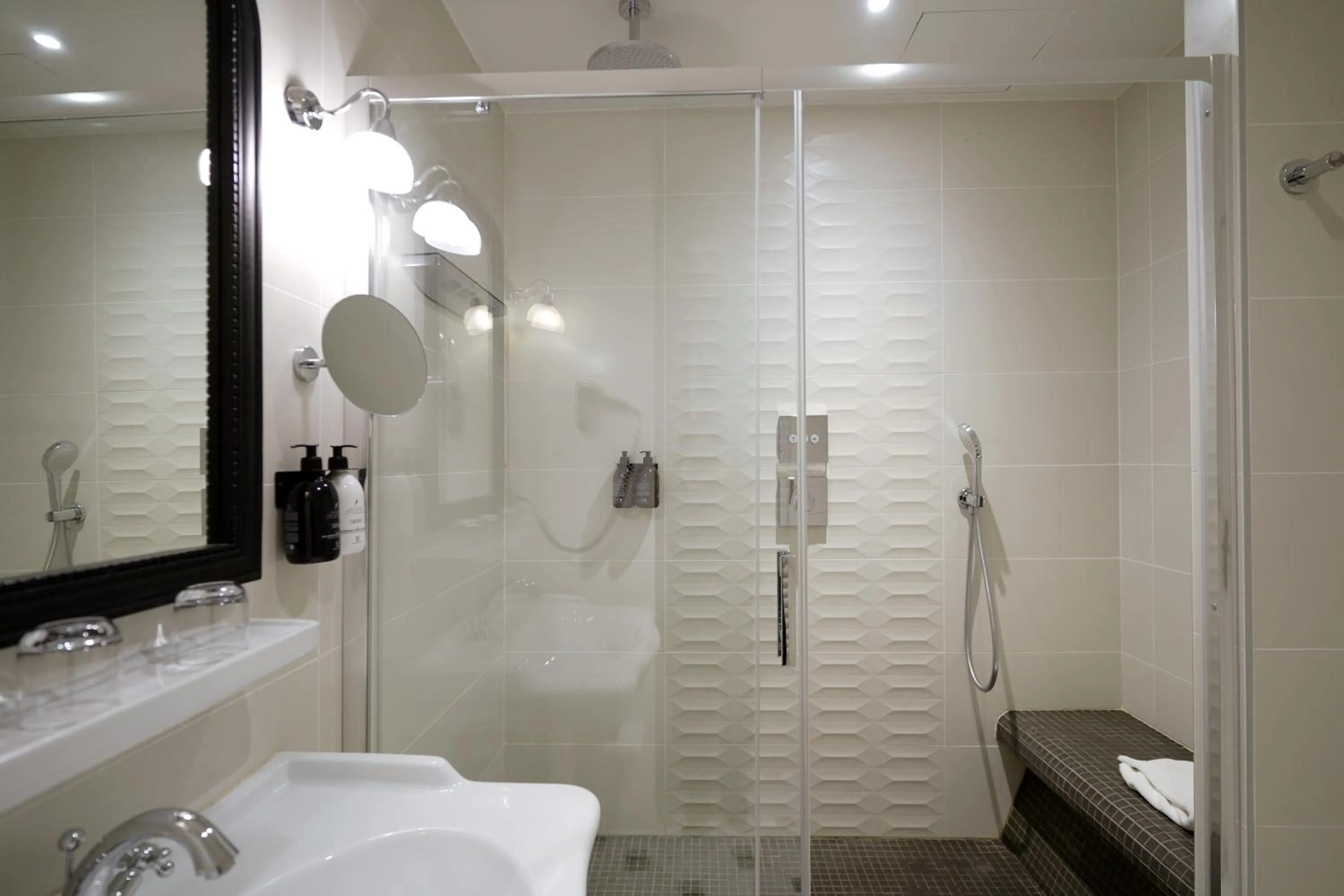 Bathroom in Hôtel Littéraire Gustave Flaubert, BW Signature Collection