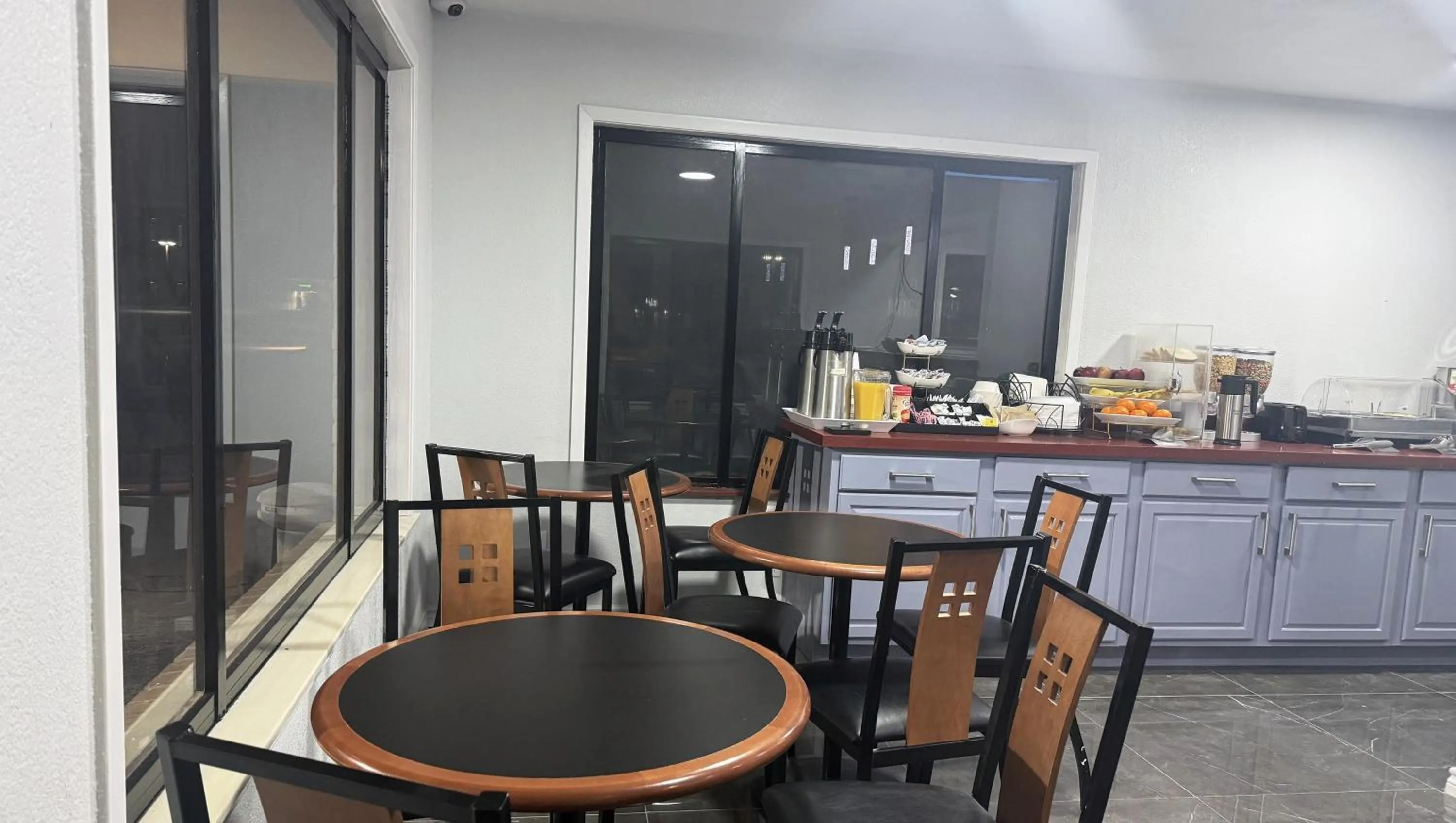 Breakfast in Xecutive Inn and Suites