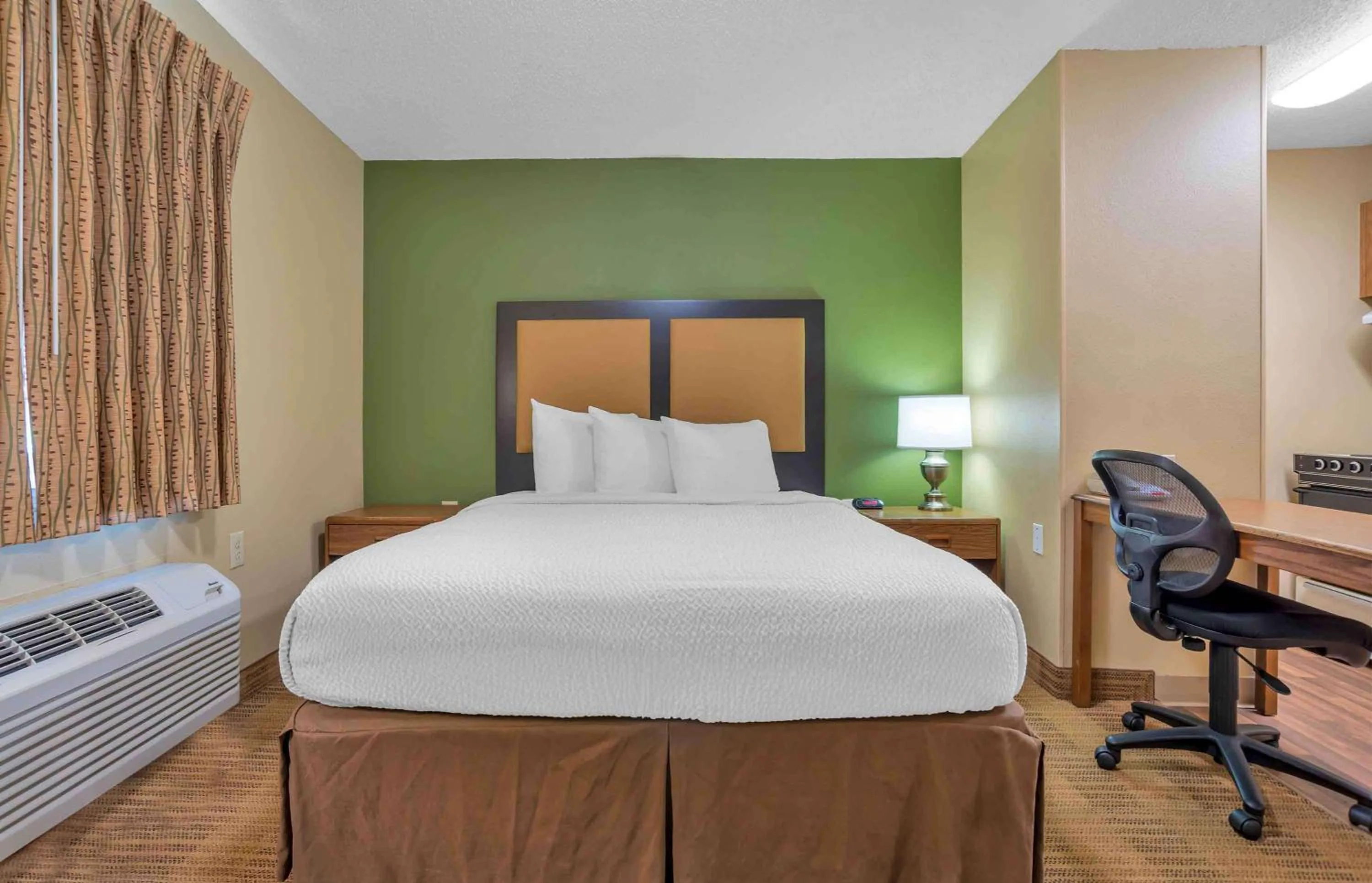 Bedroom, Bed in Extended Stay America Select Suites - Birmingham - Inverness
