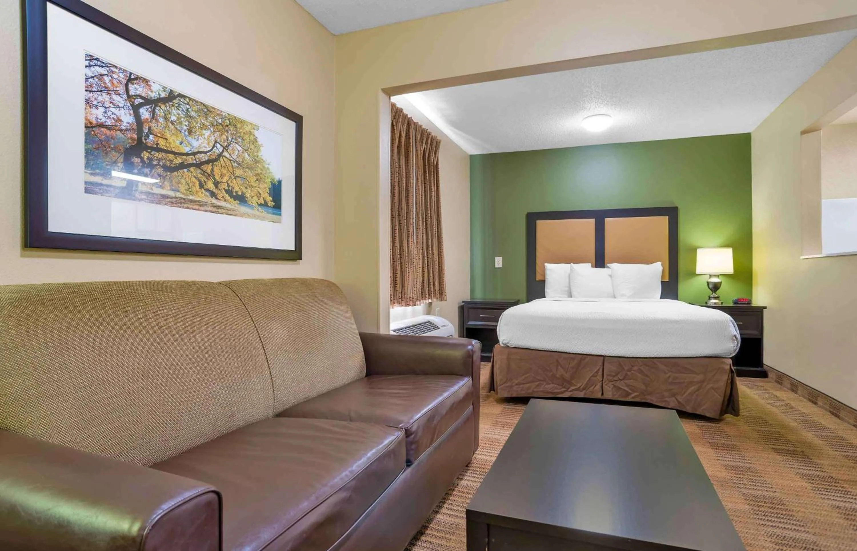 Bedroom, Bed in Extended Stay America Select Suites - Birmingham - Inverness