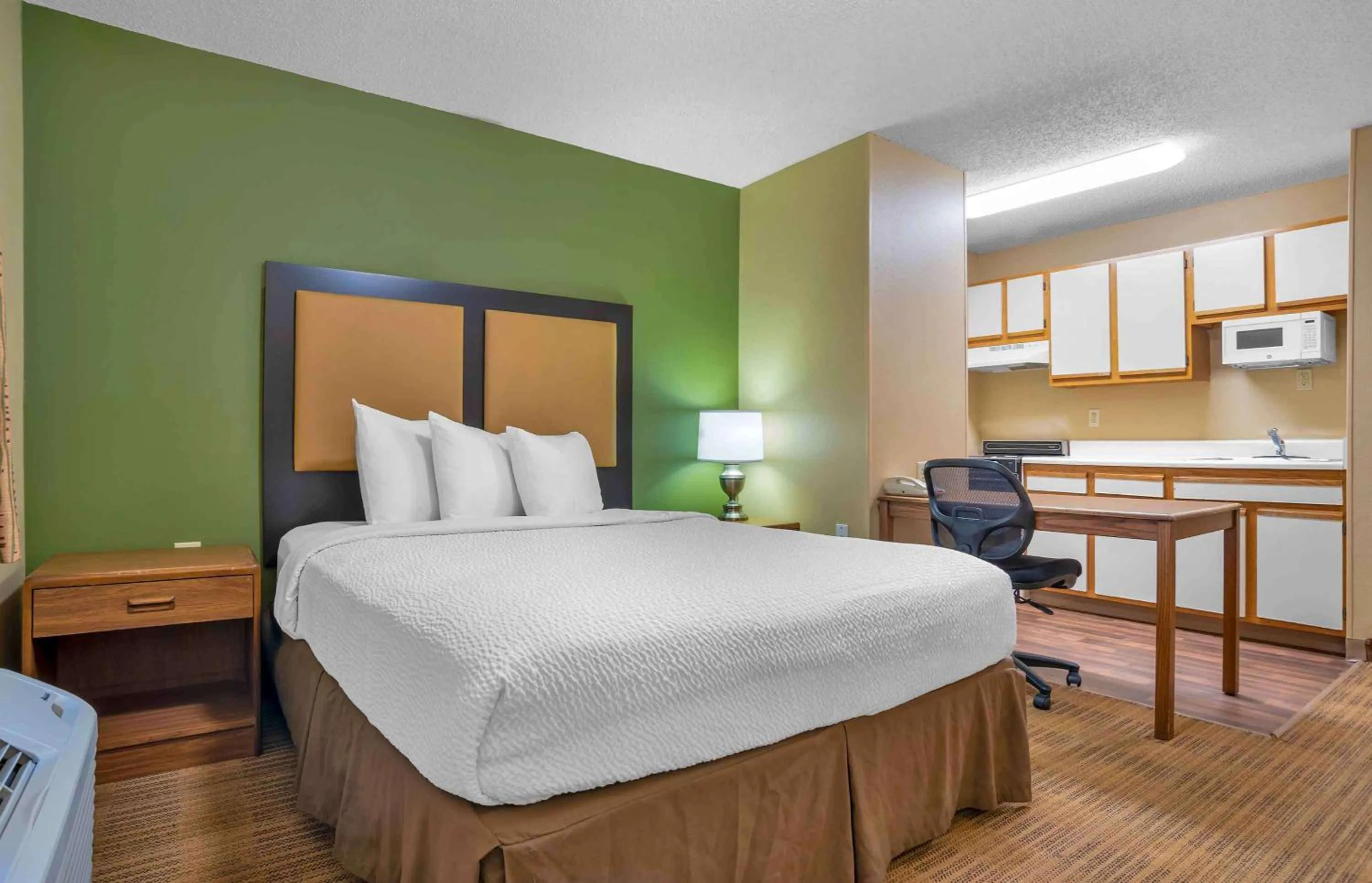 Bedroom, Bed in Extended Stay America Select Suites - Birmingham - Inverness