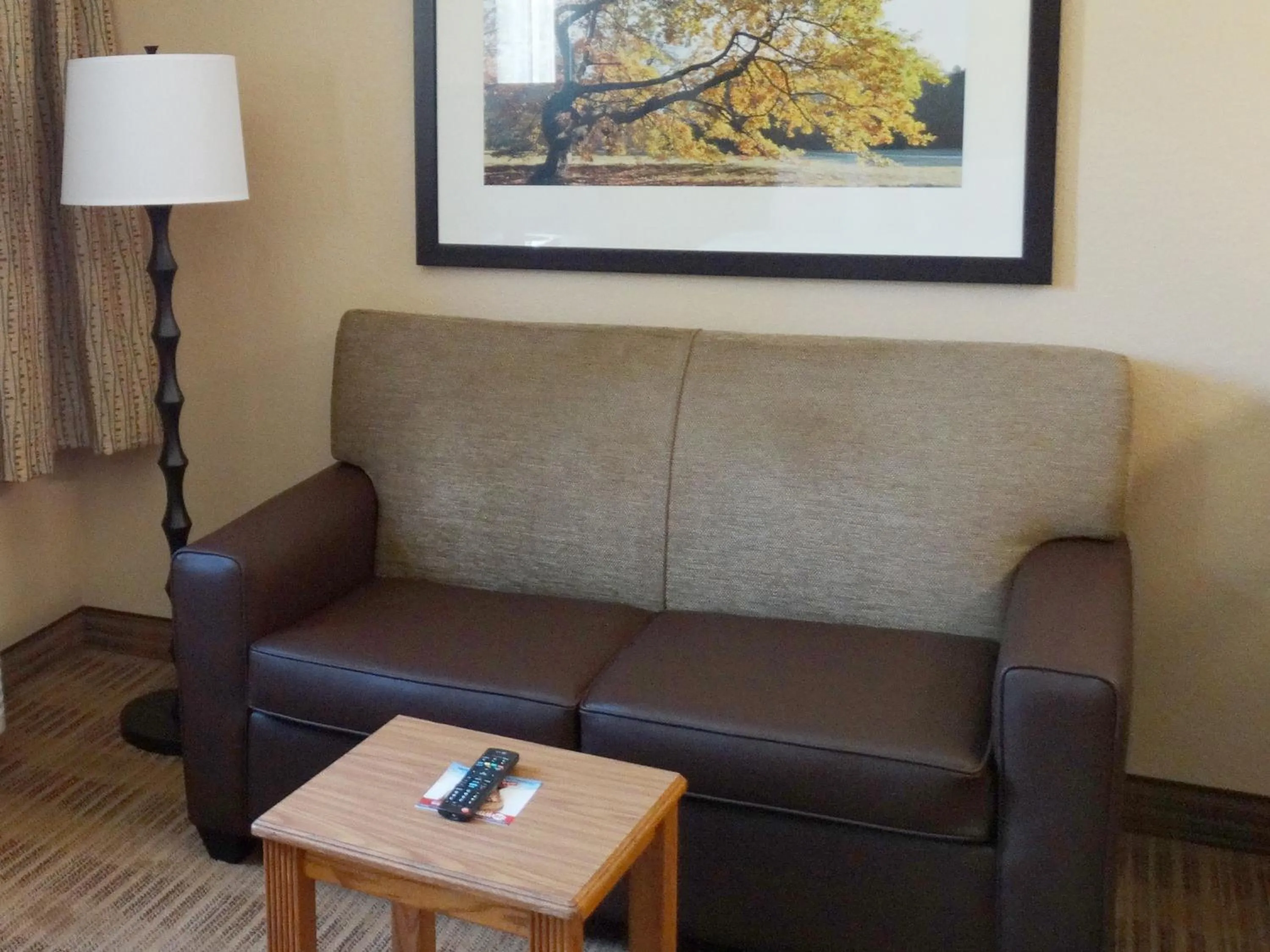 Seating area in Extended Stay America Select Suites - Wilkes - Barre - Scranton