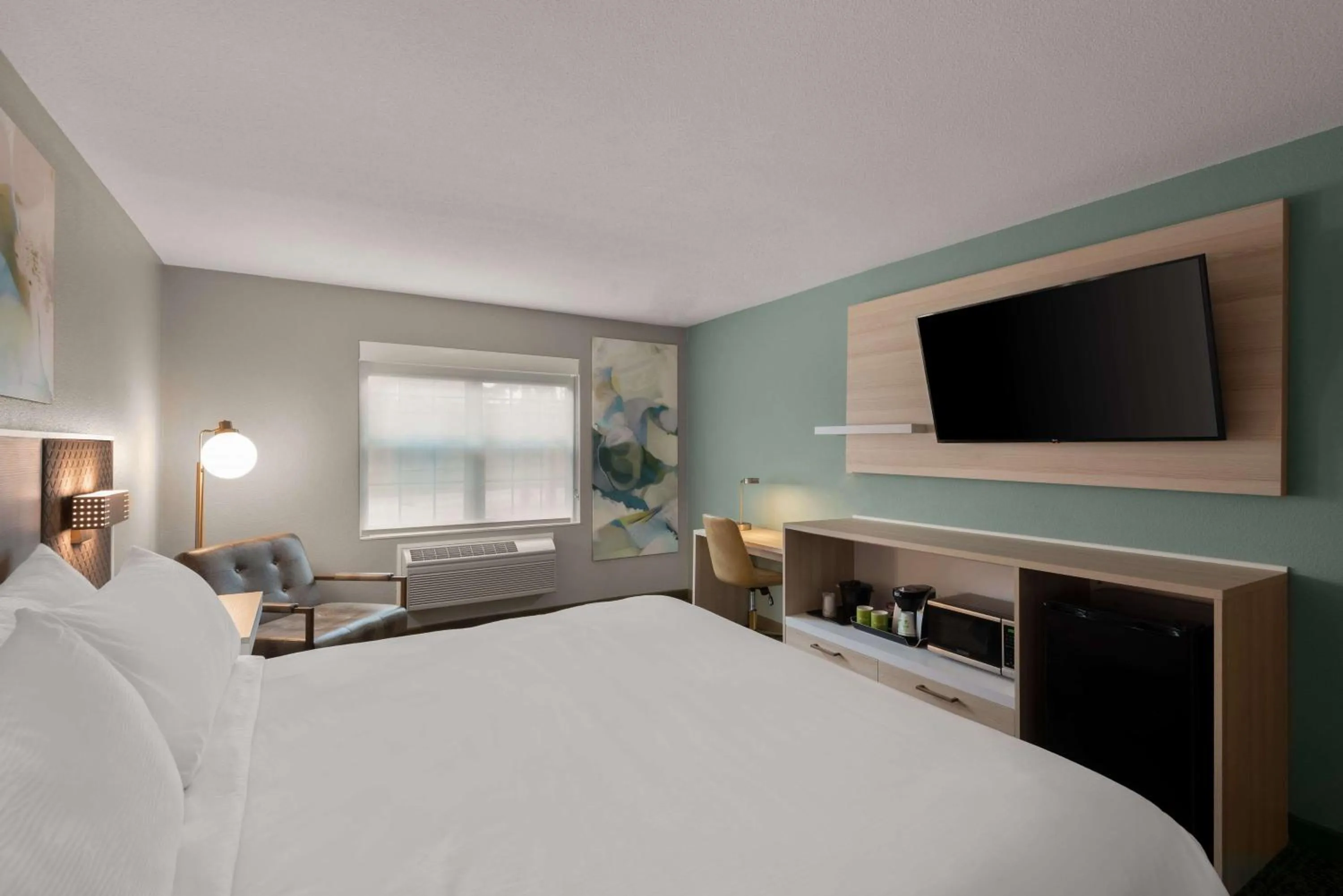 Photo of the whole room, Bed in Wyndham Garden Galena Hotel & Day Spa