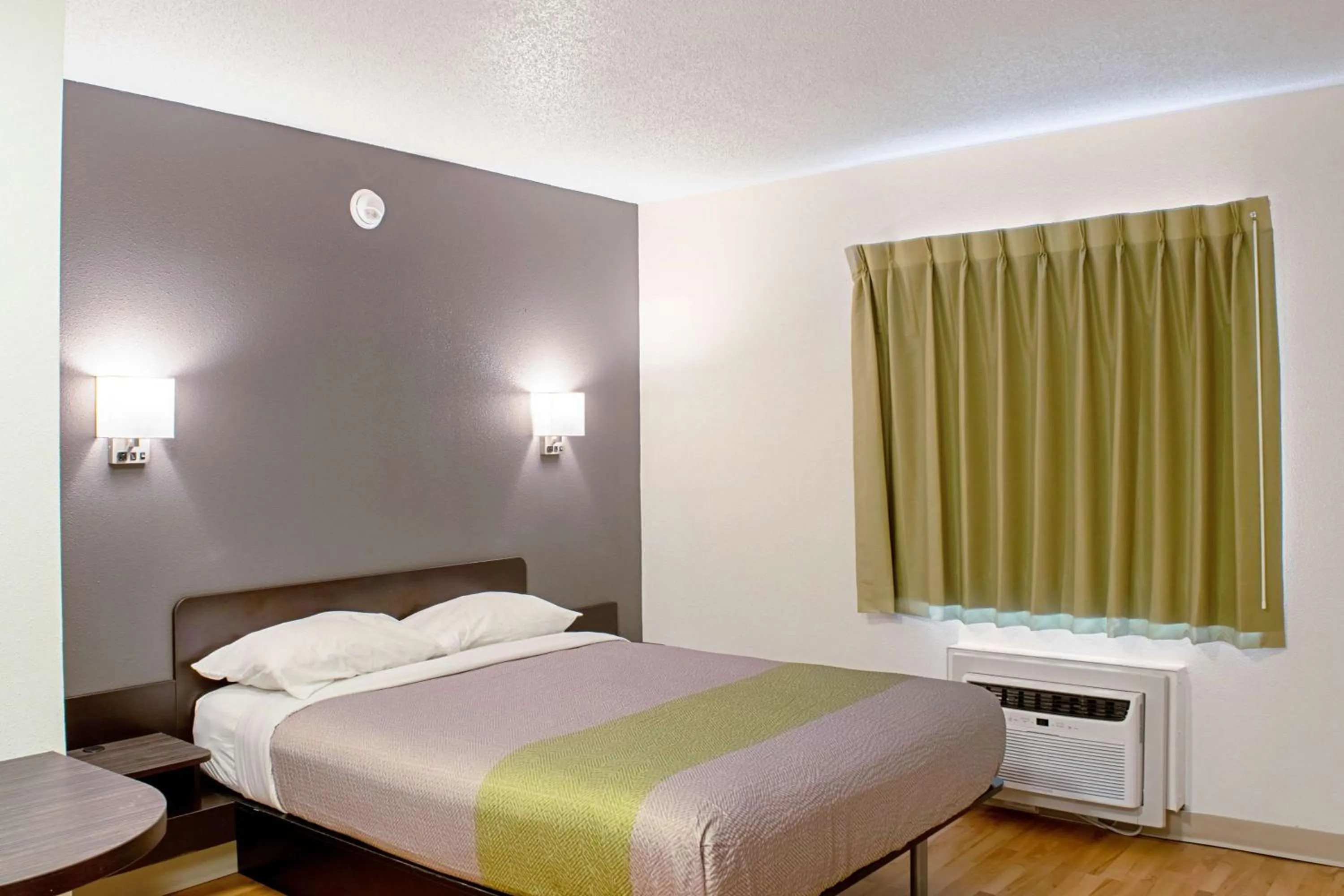 Photo of the whole room, Bed in Studio Lodge - Cincinnati - Springdale