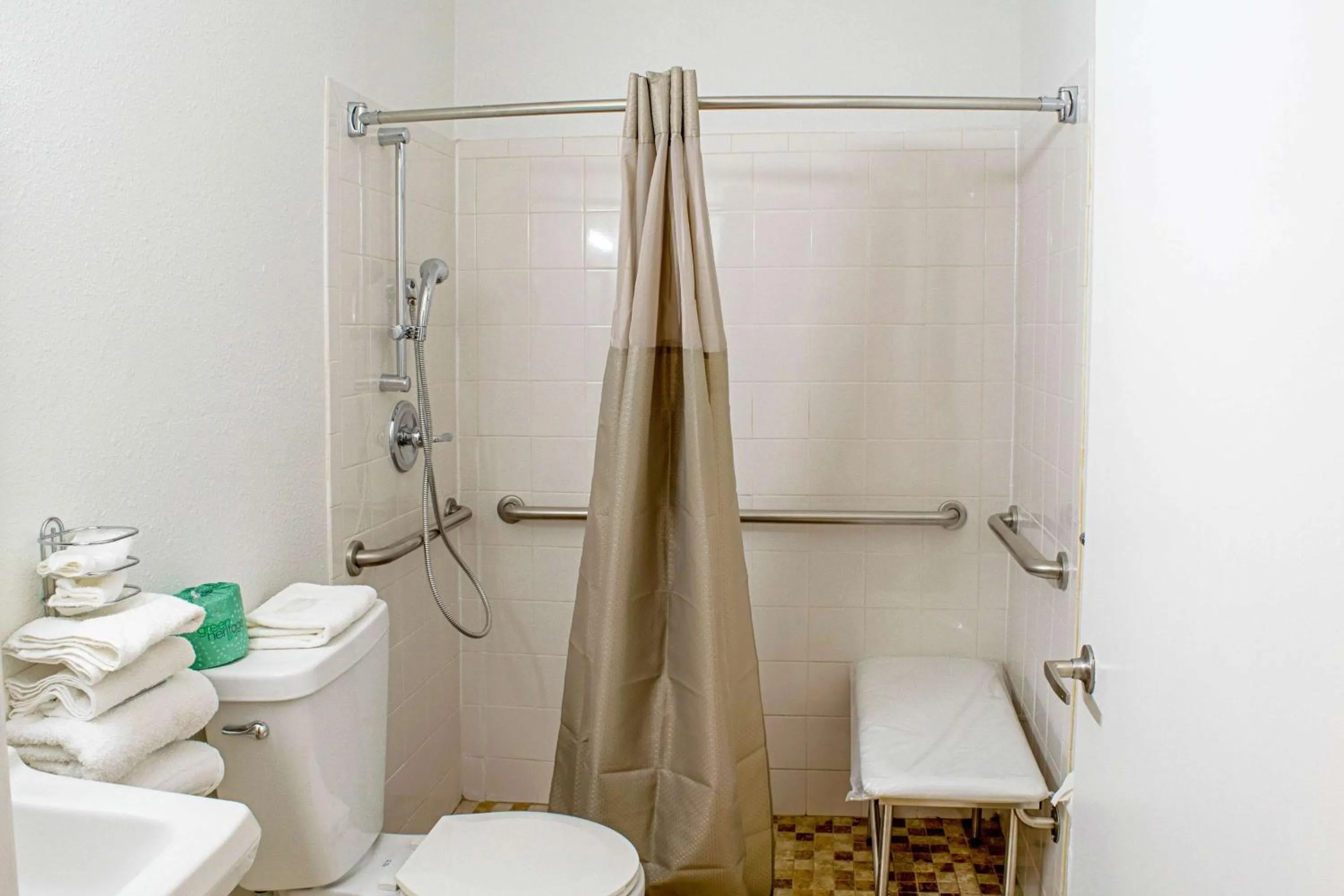 Shower in Studio Lodge - Cincinnati - Springdale
