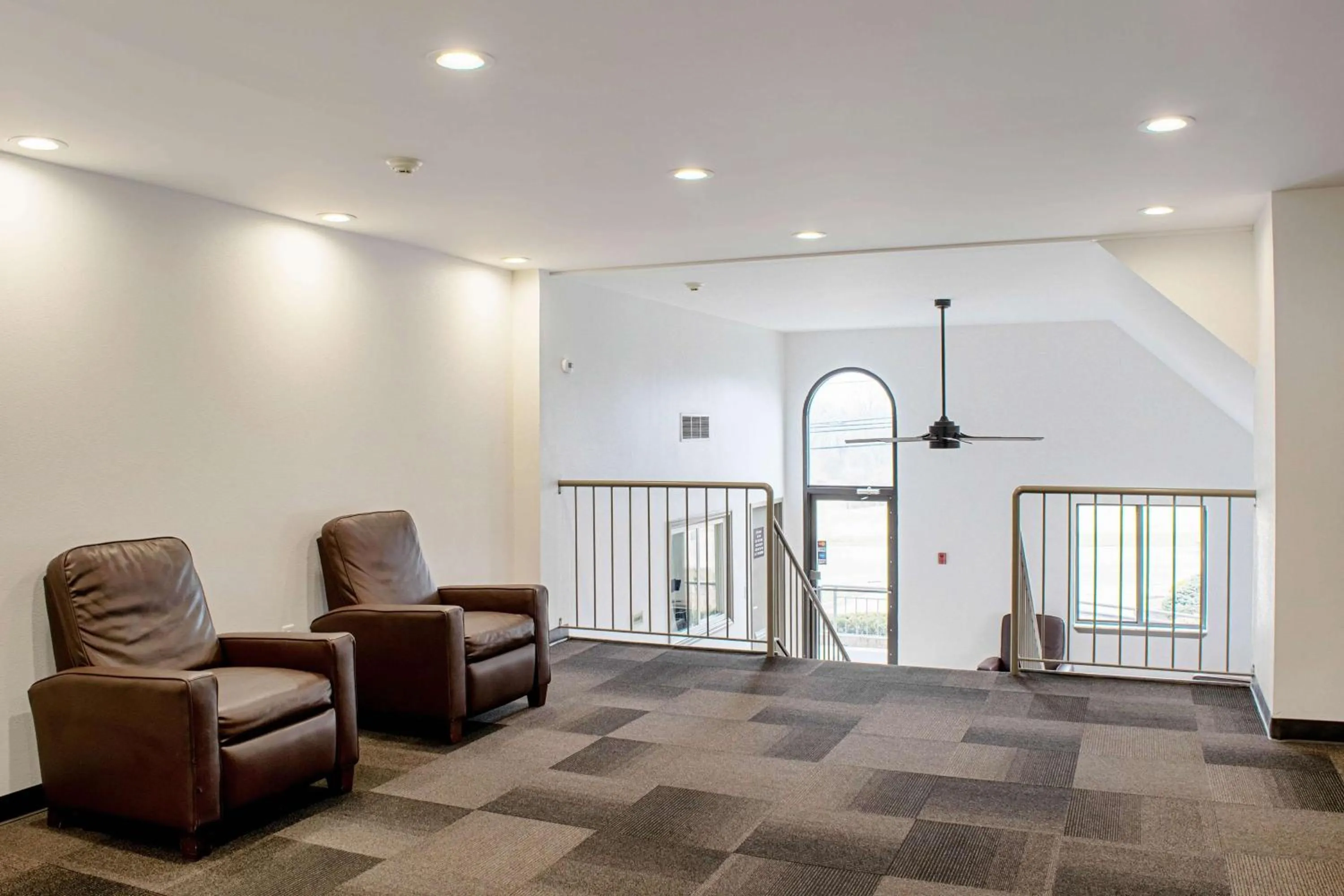 Seating area in Studio Lodge - Cincinnati - Springdale