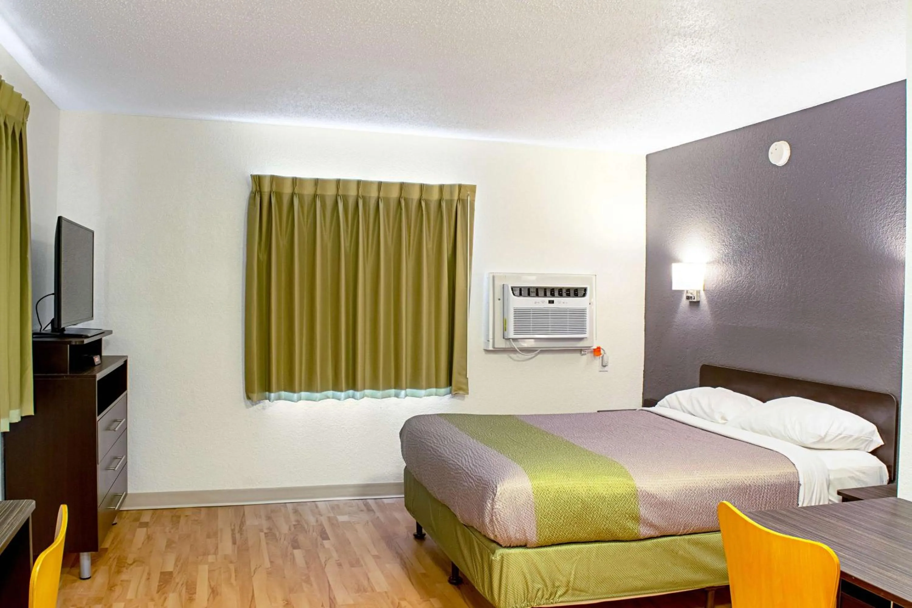 TV and multimedia, Bed in Studio Lodge - Cincinnati - Springdale