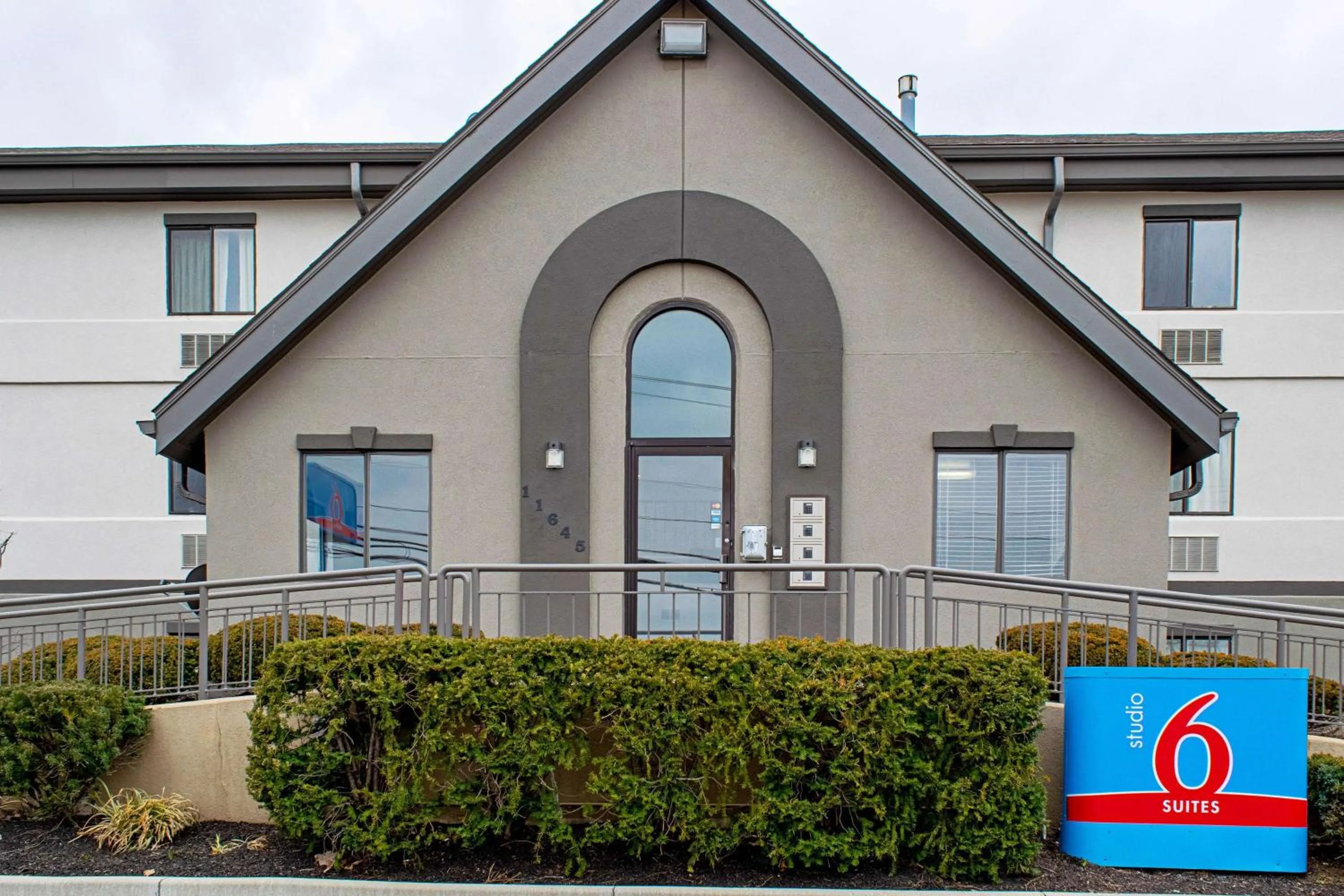 Property building in Studio Lodge - Cincinnati - Springdale