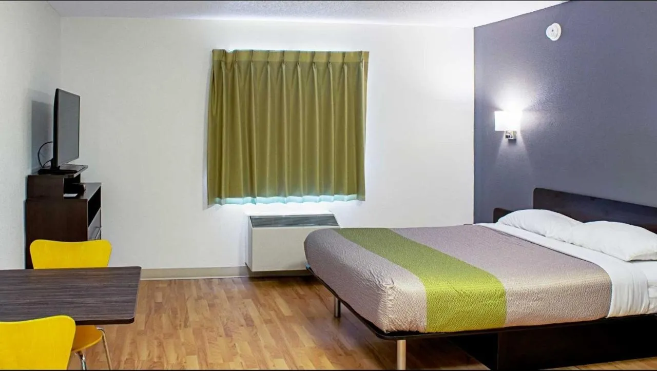 Bed in Studio Lodge - Cincinnati - Springdale