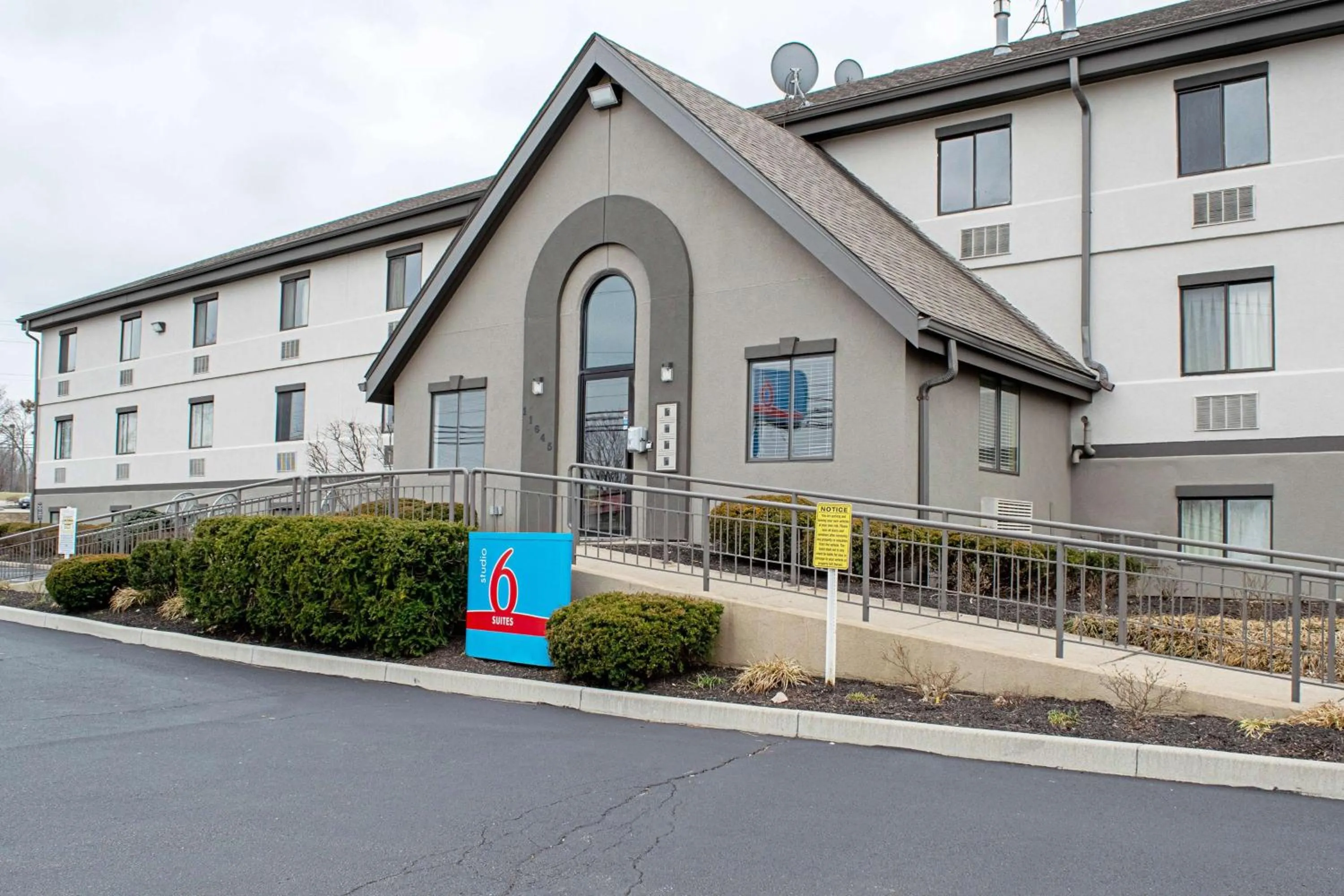 Property building in Studio Lodge - Cincinnati - Springdale