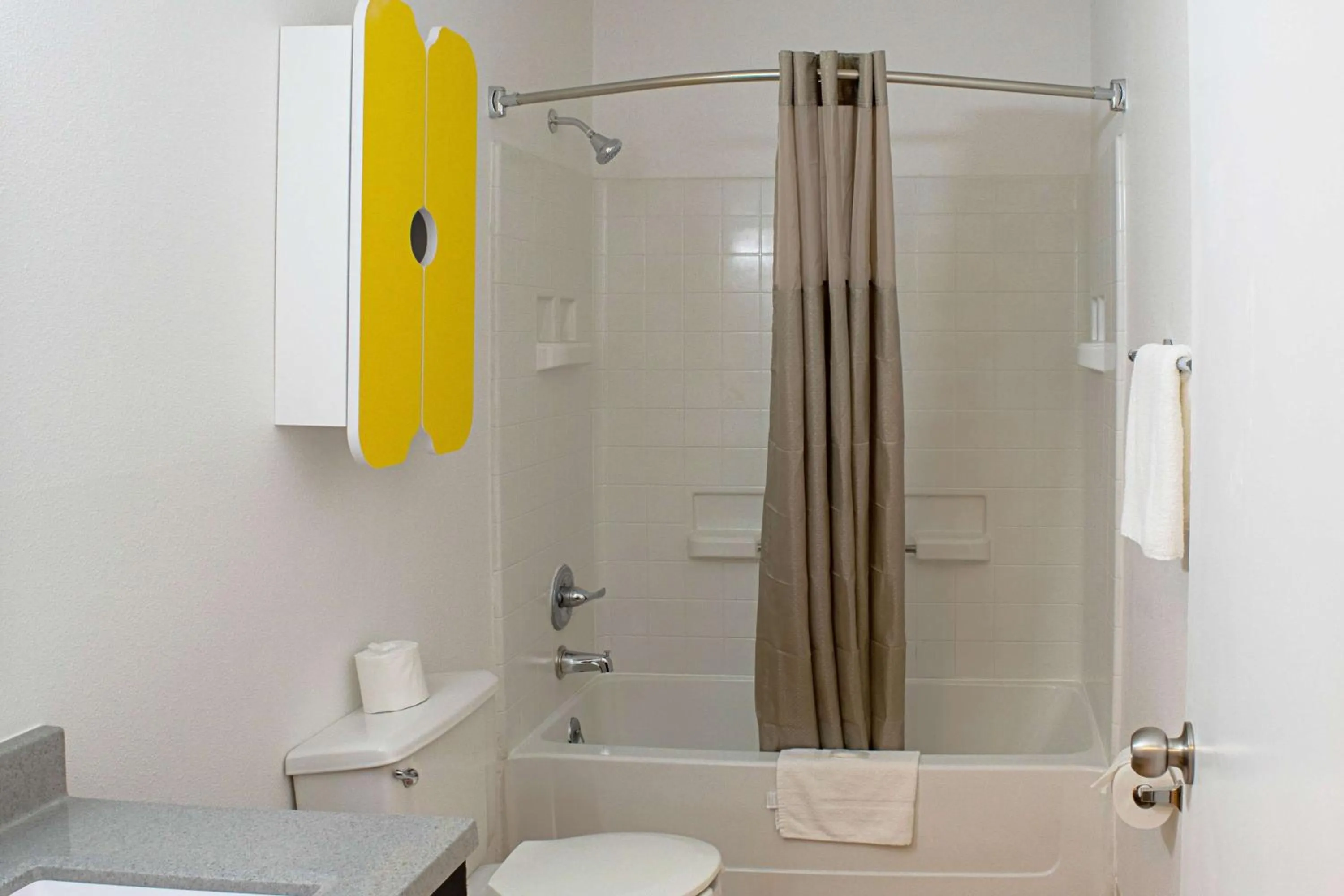Shower in Studio Lodge - Cincinnati - Springdale