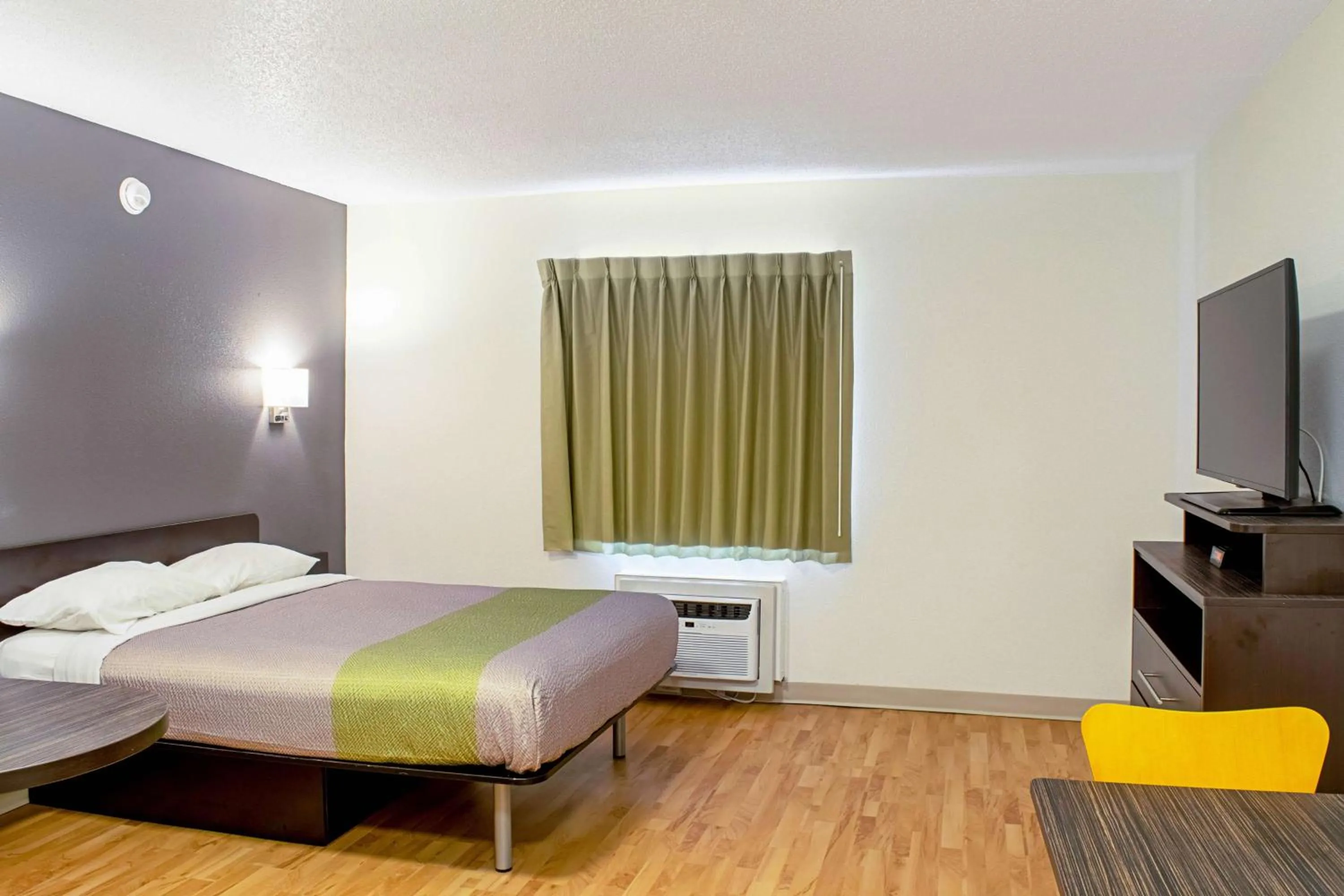 TV and multimedia, Bed in Studio Lodge - Cincinnati - Springdale