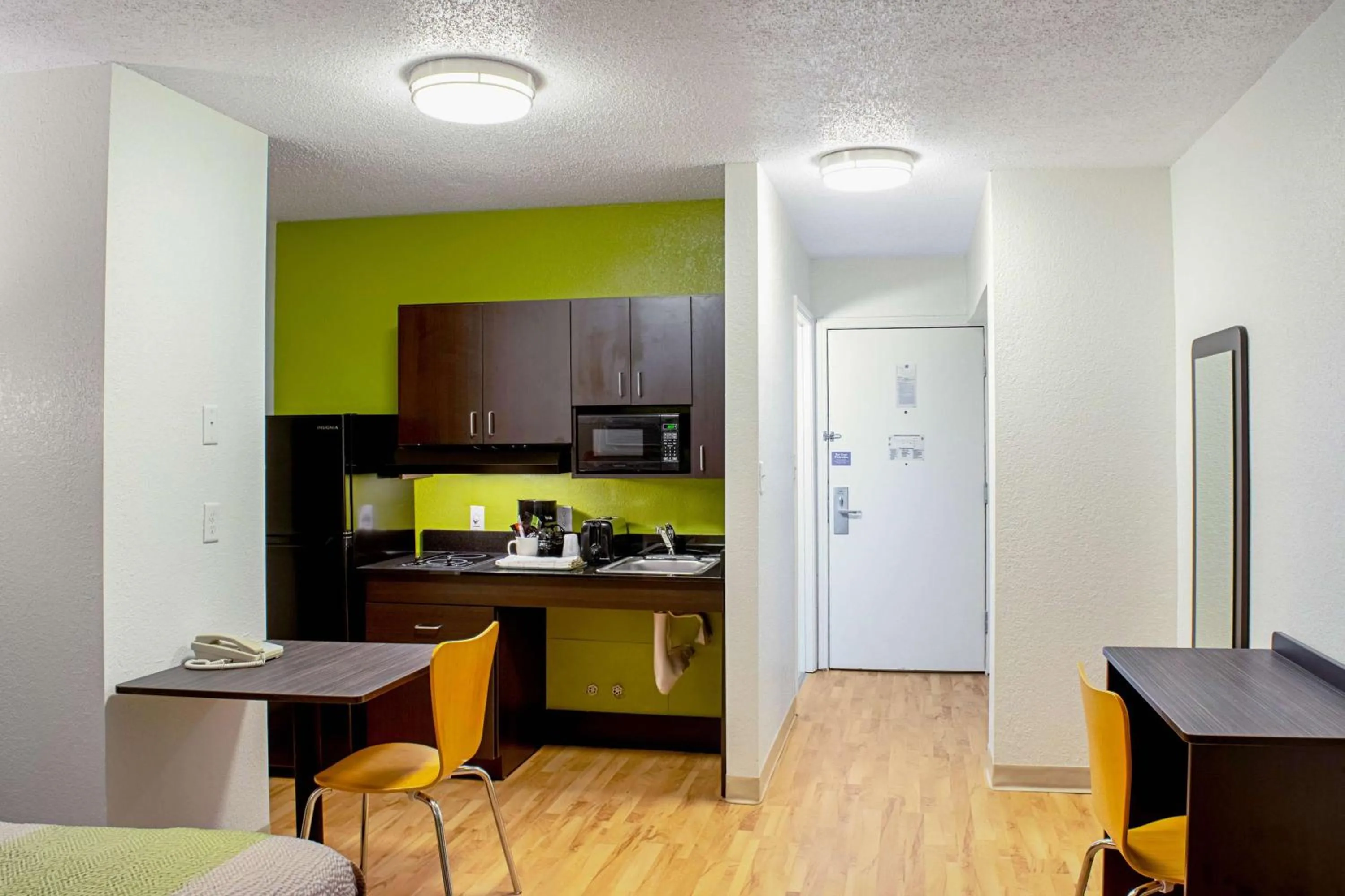 Photo of the whole room in Studio Lodge - Cincinnati - Springdale