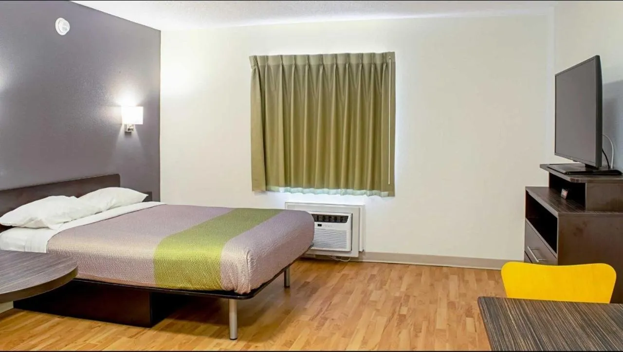 Bed in Studio Lodge - Cincinnati - Springdale