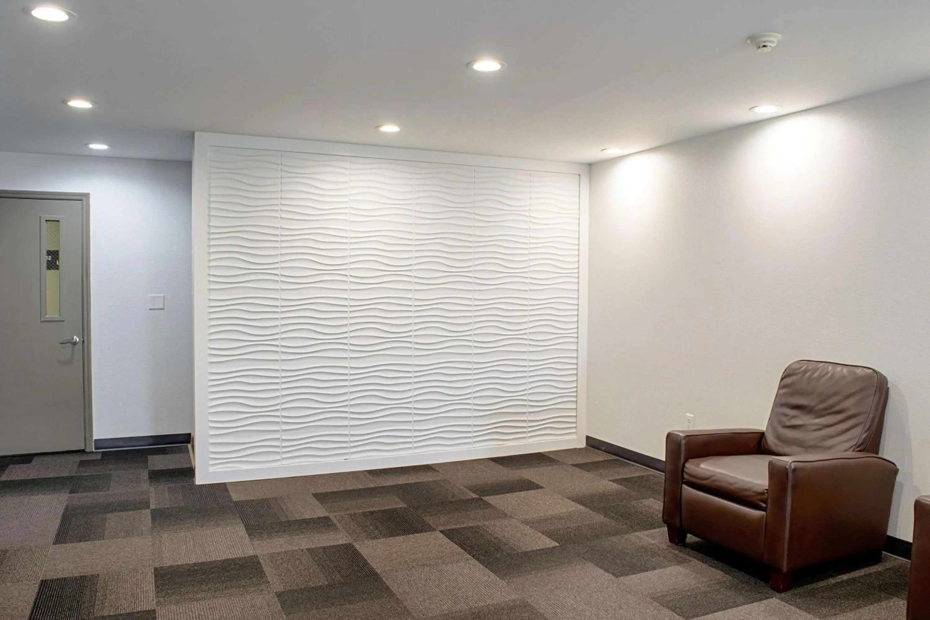 Seating area in Studio Lodge - Cincinnati - Springdale