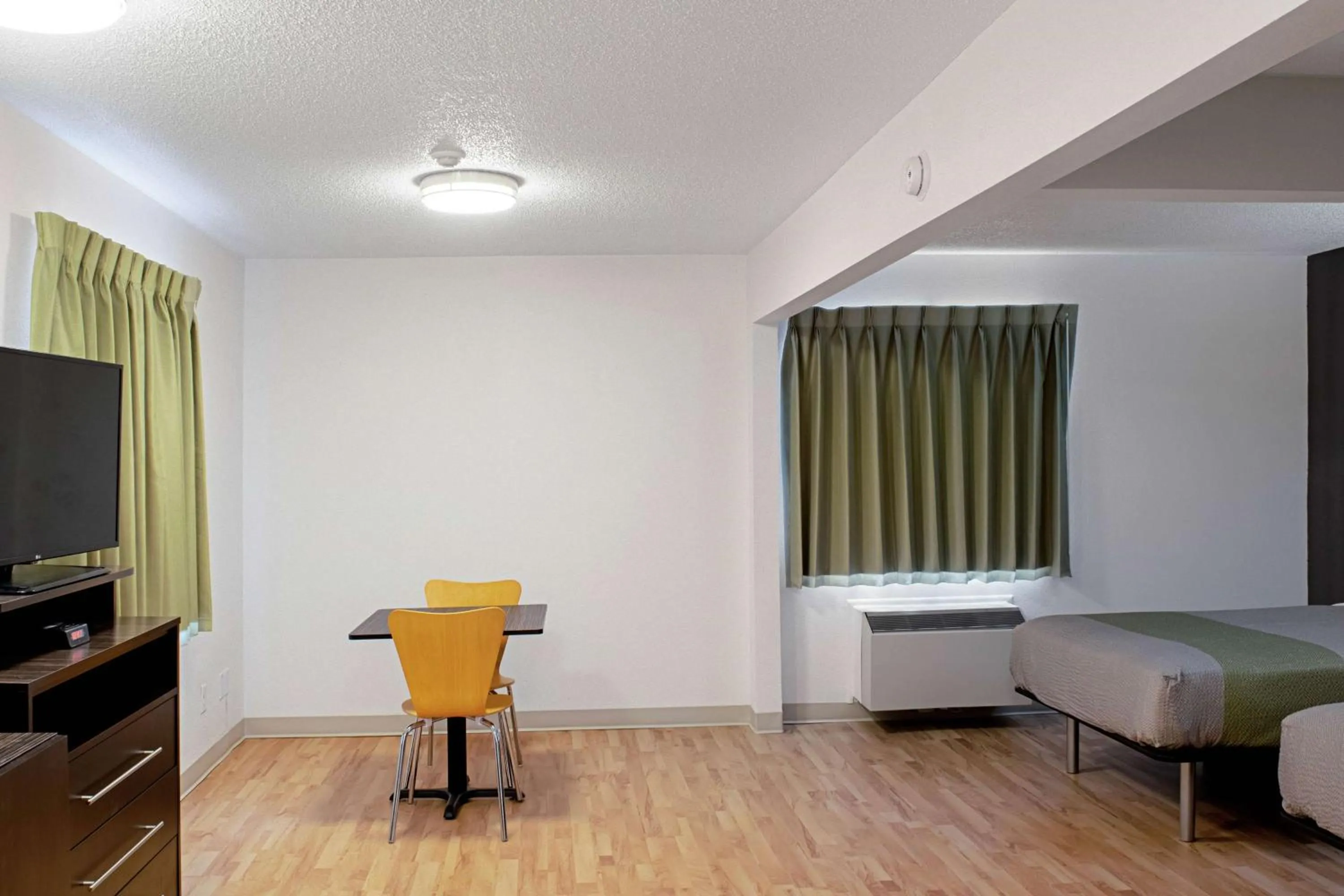 TV and multimedia, Bed in Studio Lodge - Cincinnati - Springdale