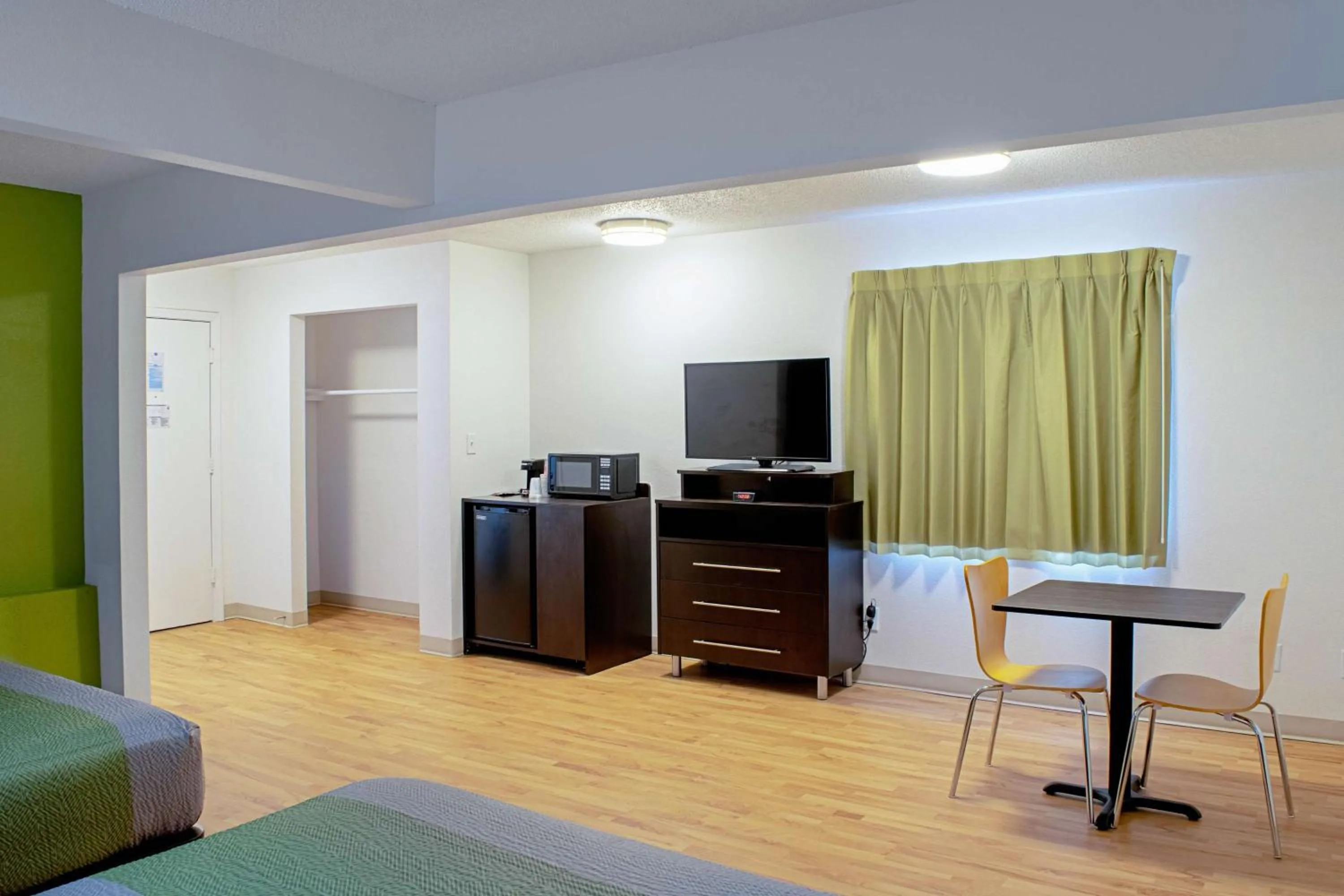 TV and multimedia, Bed in Studio Lodge - Cincinnati - Springdale