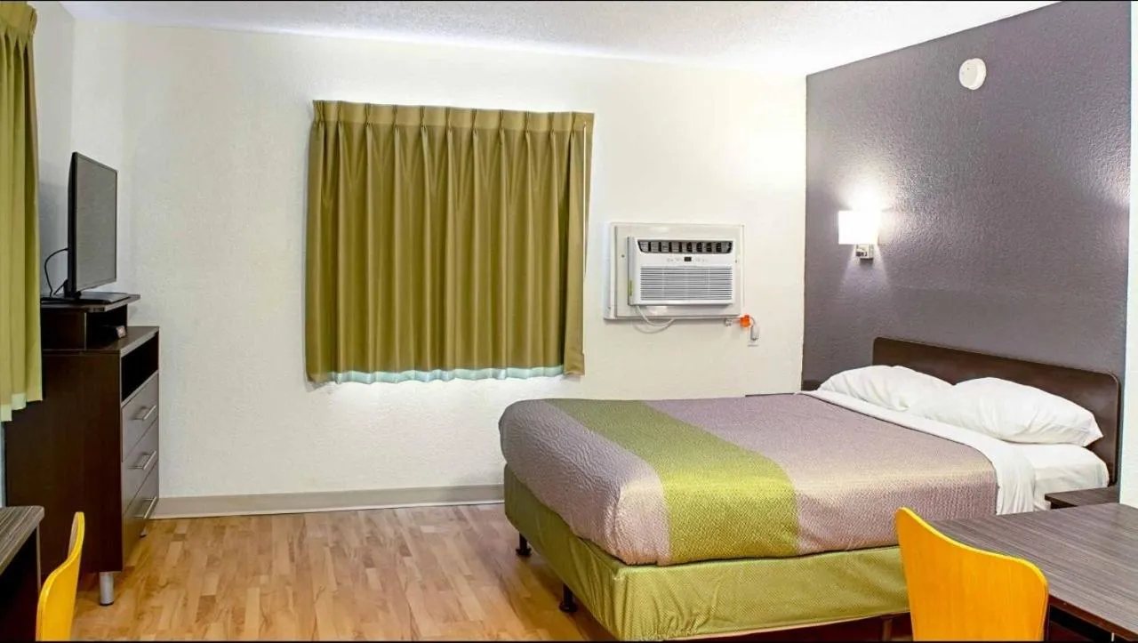 Bed in Studio Lodge - Cincinnati - Springdale