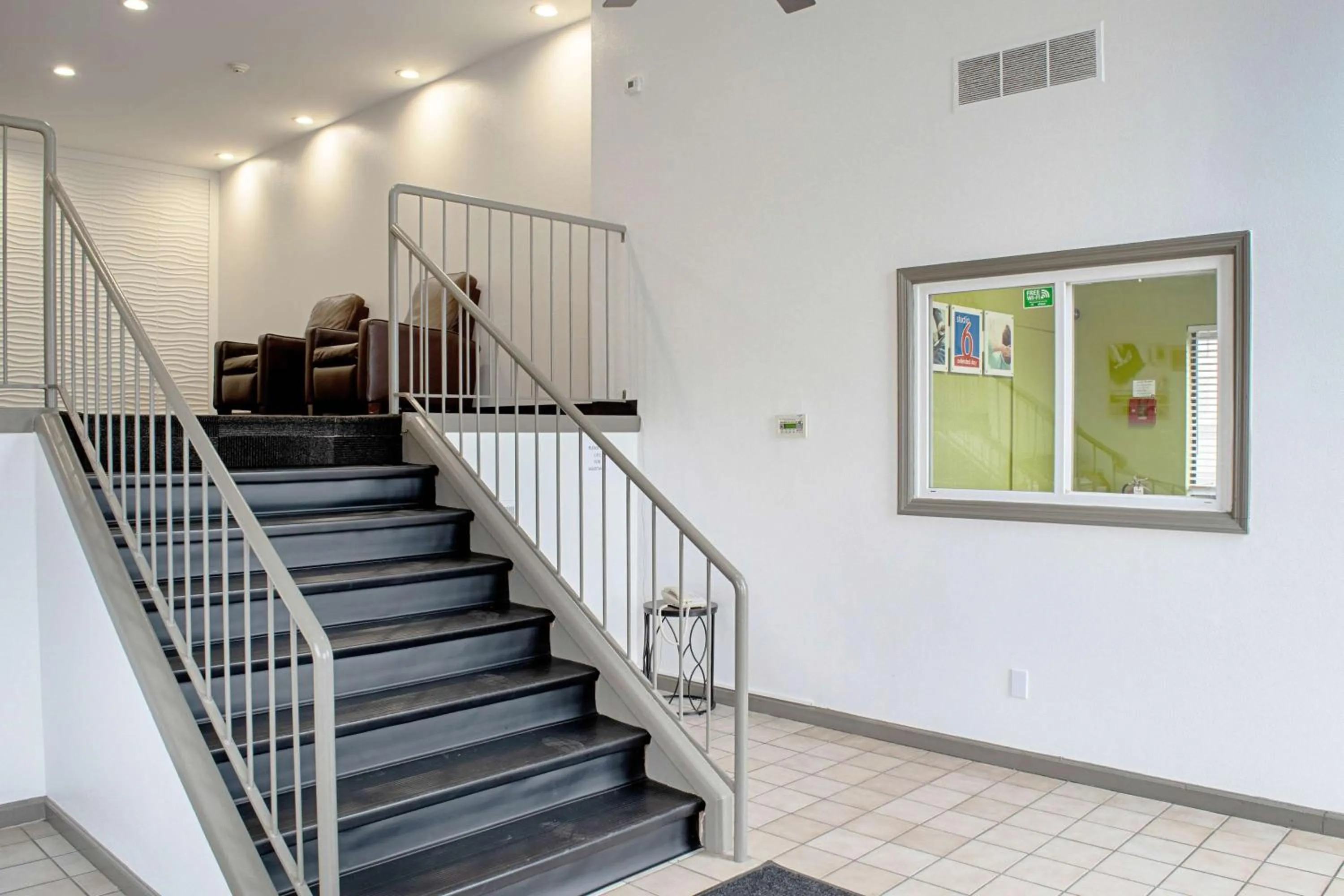 Seating area in Studio Lodge - Cincinnati - Springdale