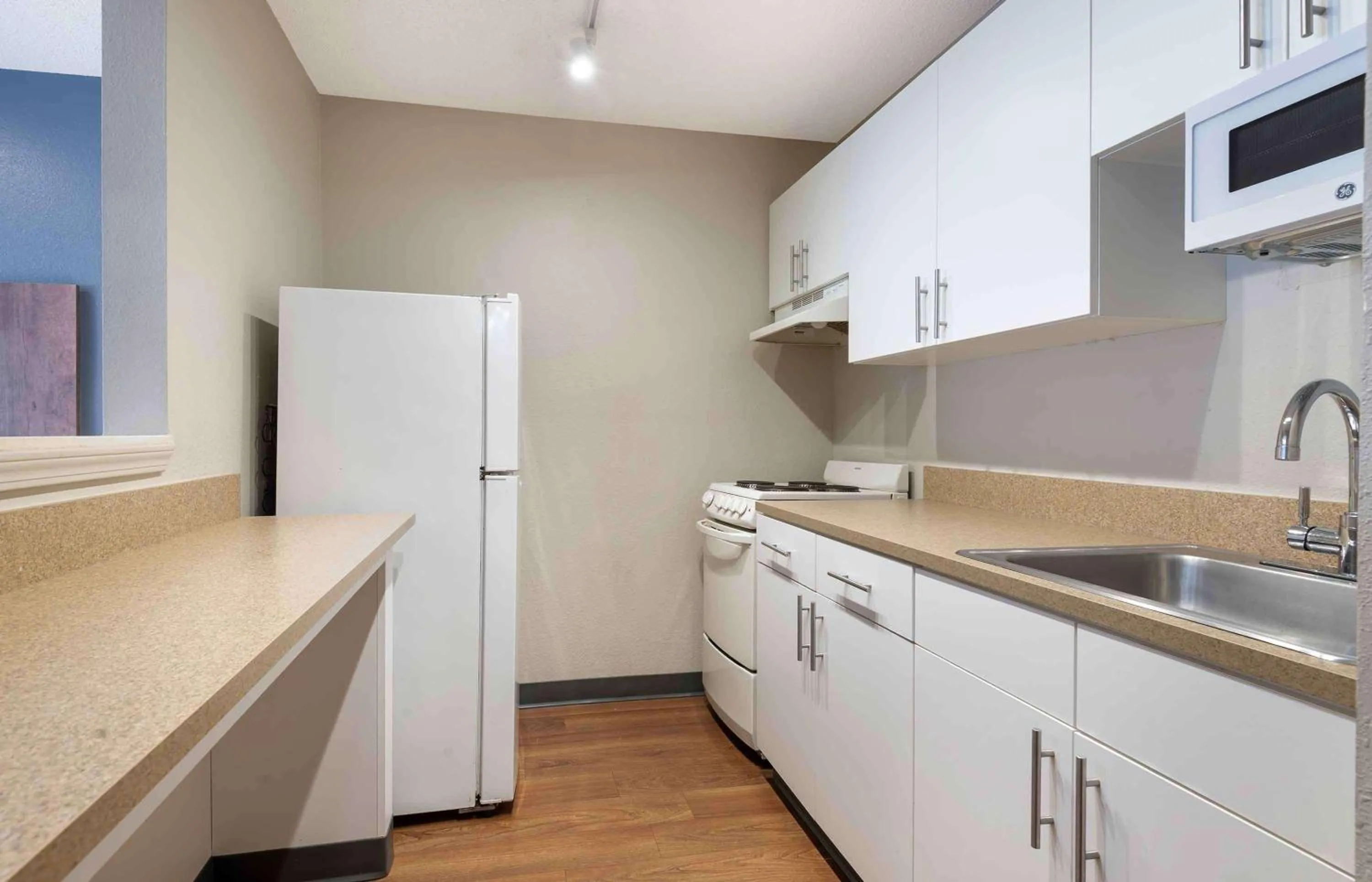 Bedroom, Kitchen/Kitchenette in Extended Stay America Select Suites - Charlotte - University Place - E McCullough Dr