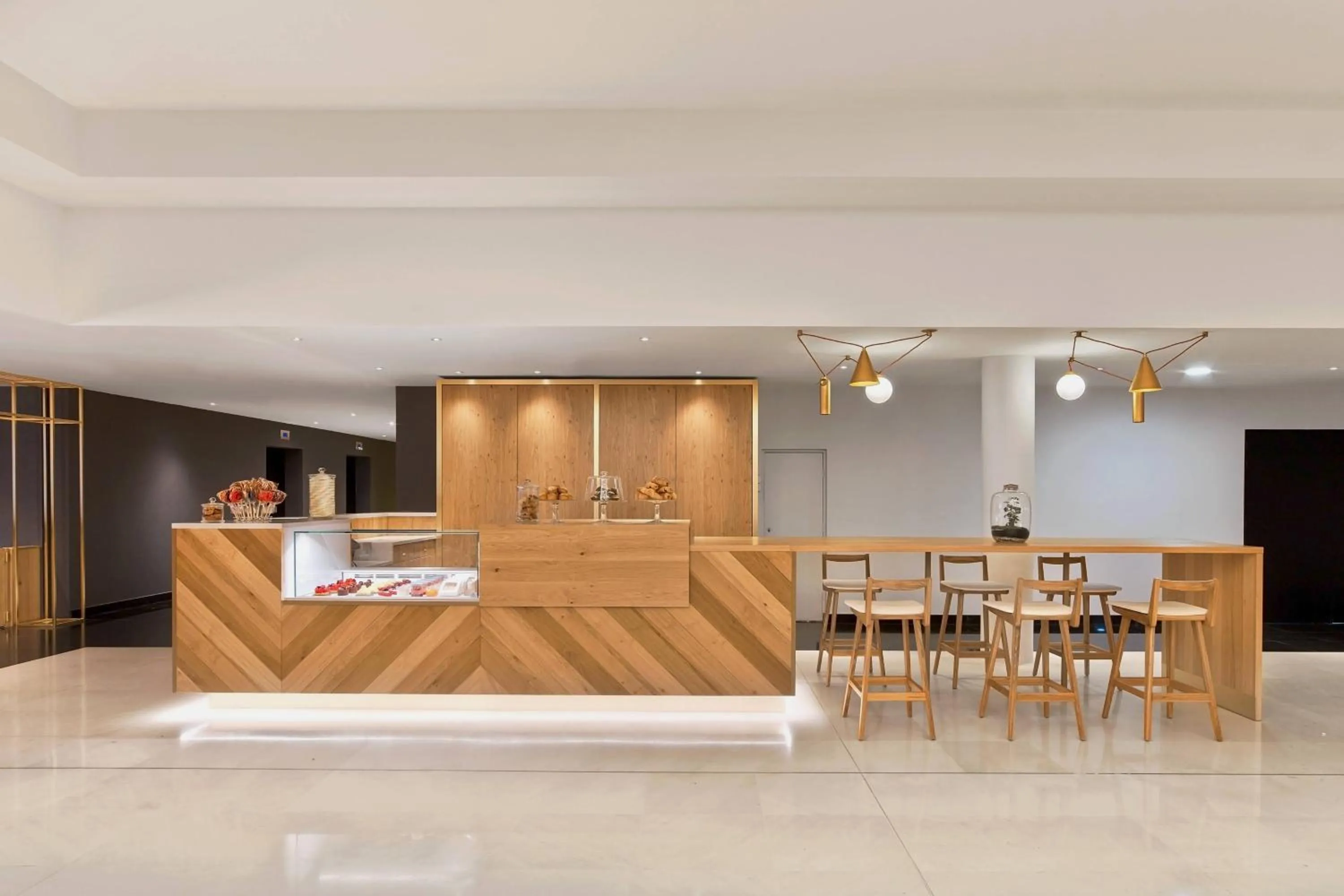 Restaurant/places to eat in Le Méridien Paris Arc De Triomphe