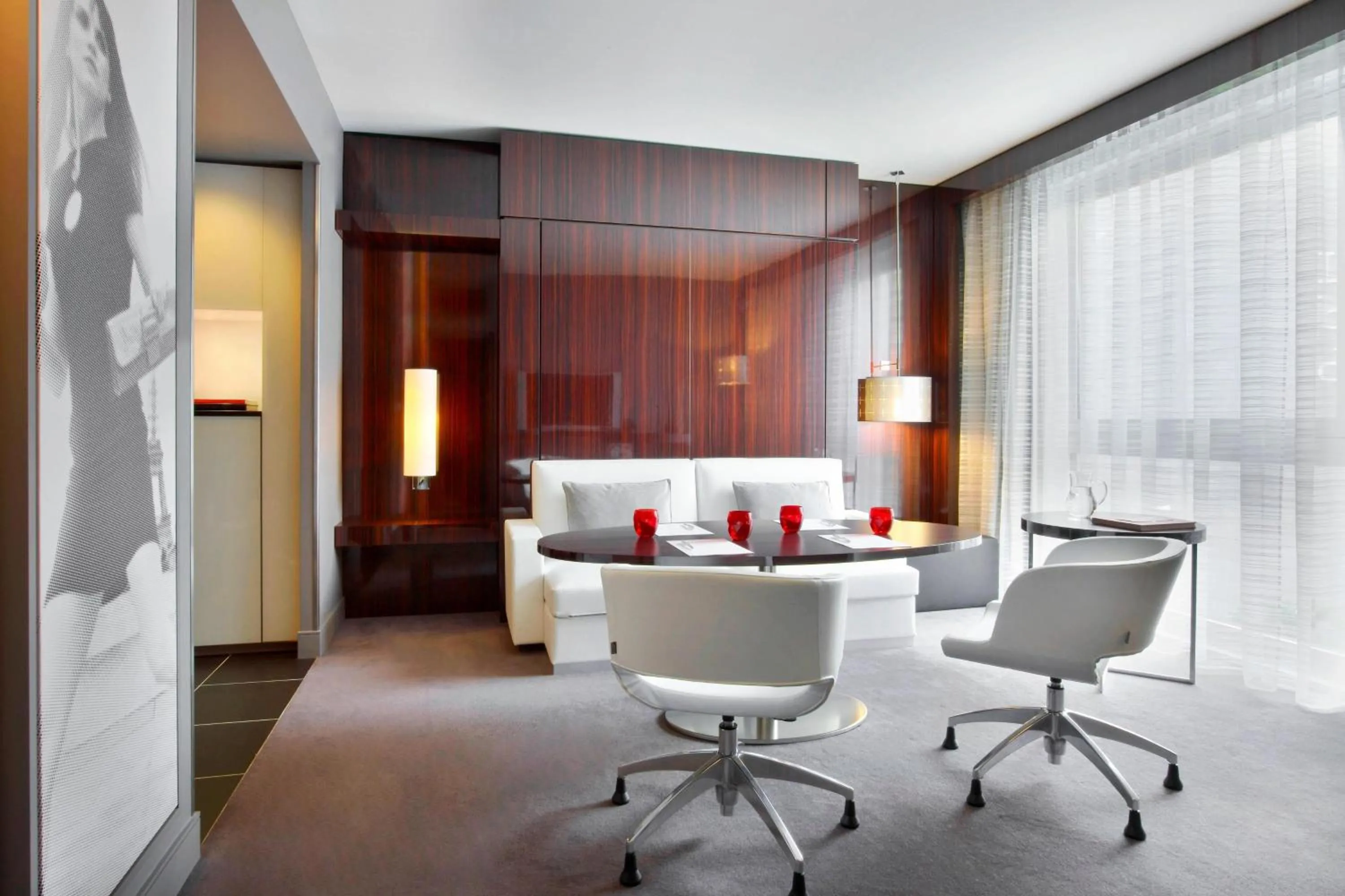 Photo of the whole room in Le Méridien Paris Arc De Triomphe