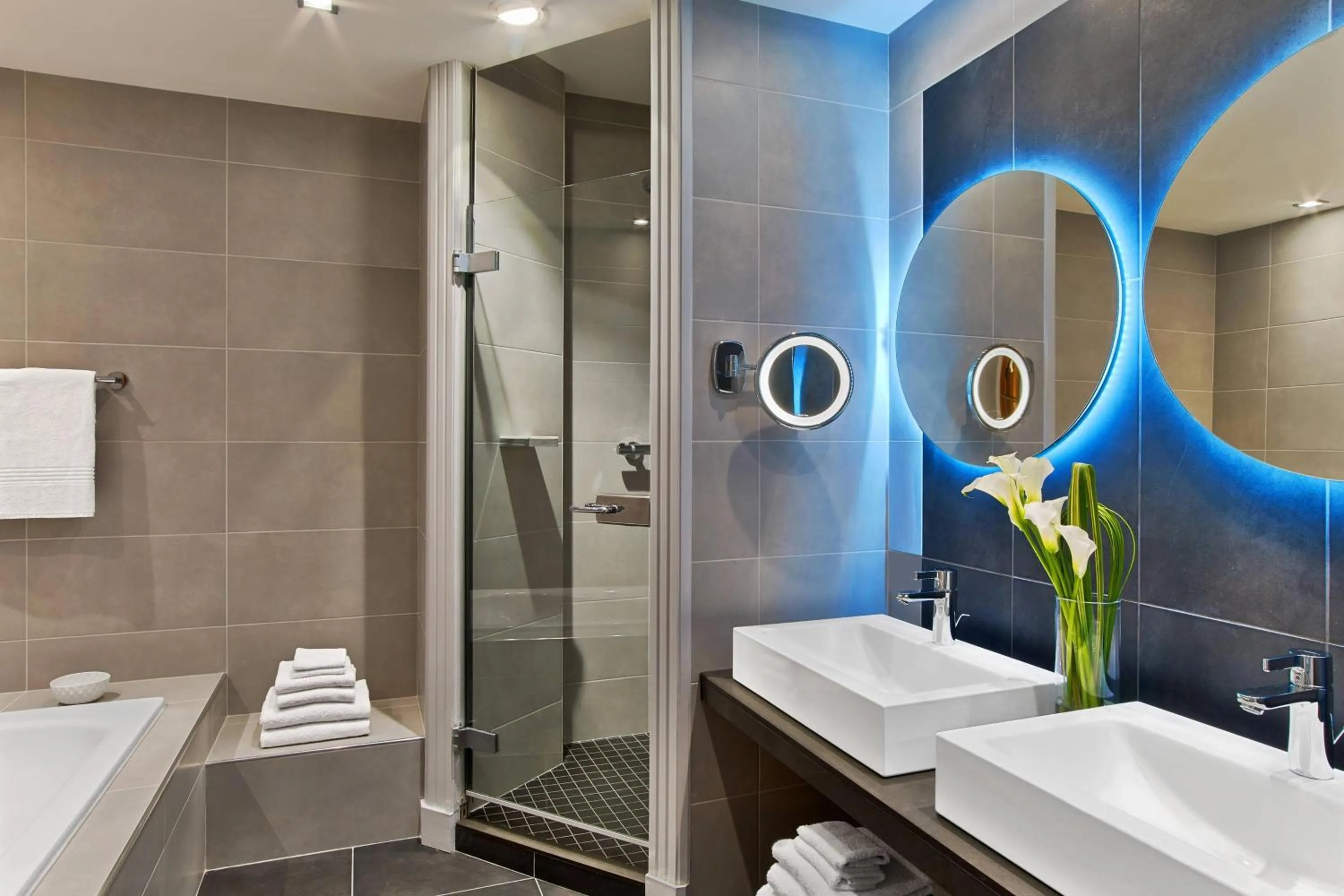 Bathroom in Le Méridien Paris Arc De Triomphe